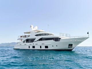 Benetti Delfino 93