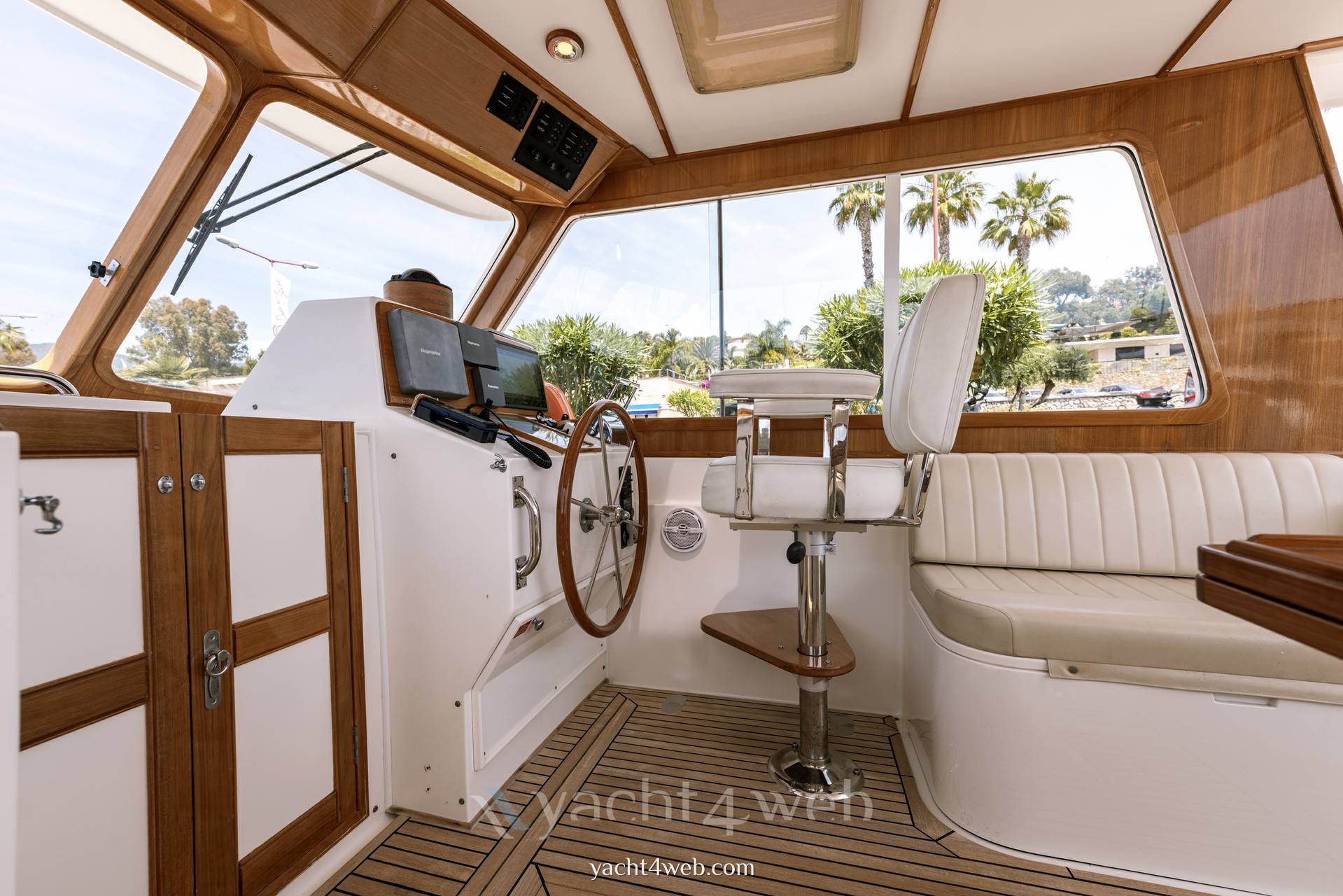Grand banks Eastbay 43 motor boat