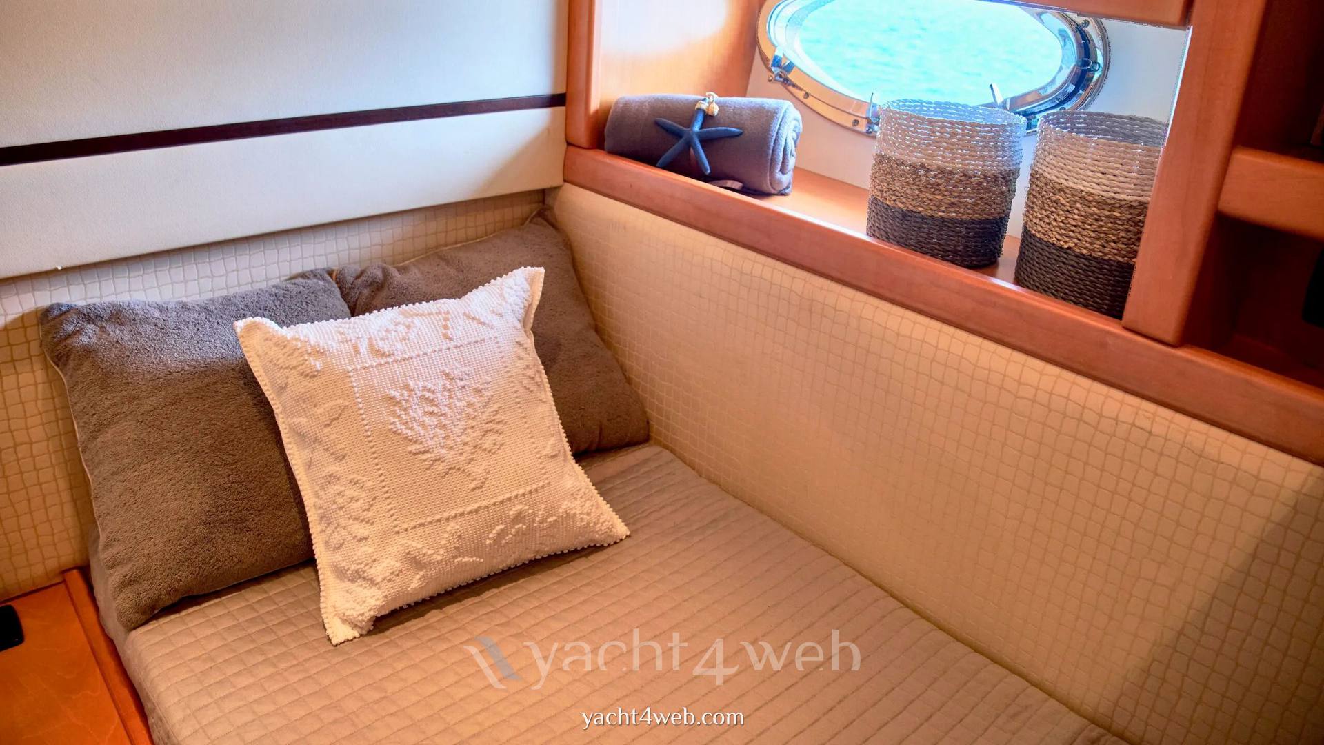 Pershing 76