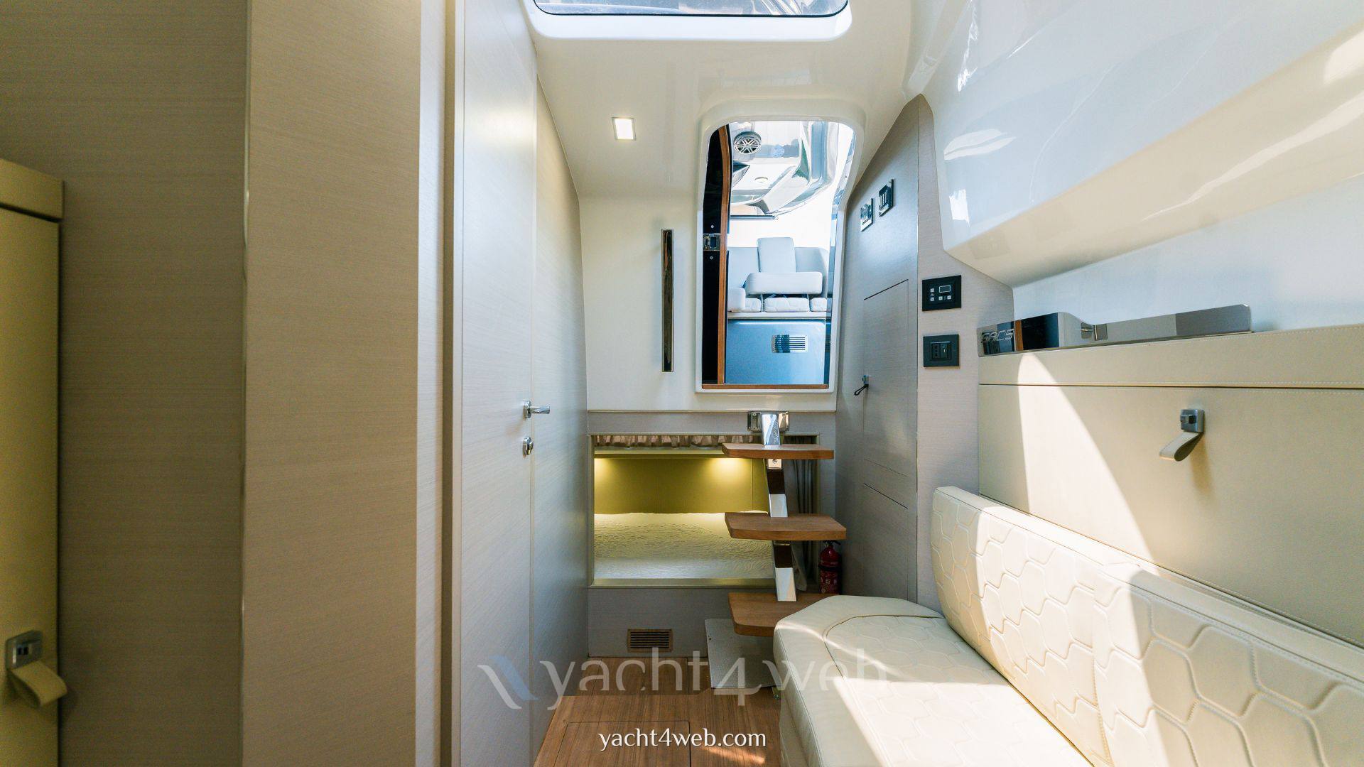 Sacs marine Strider 15