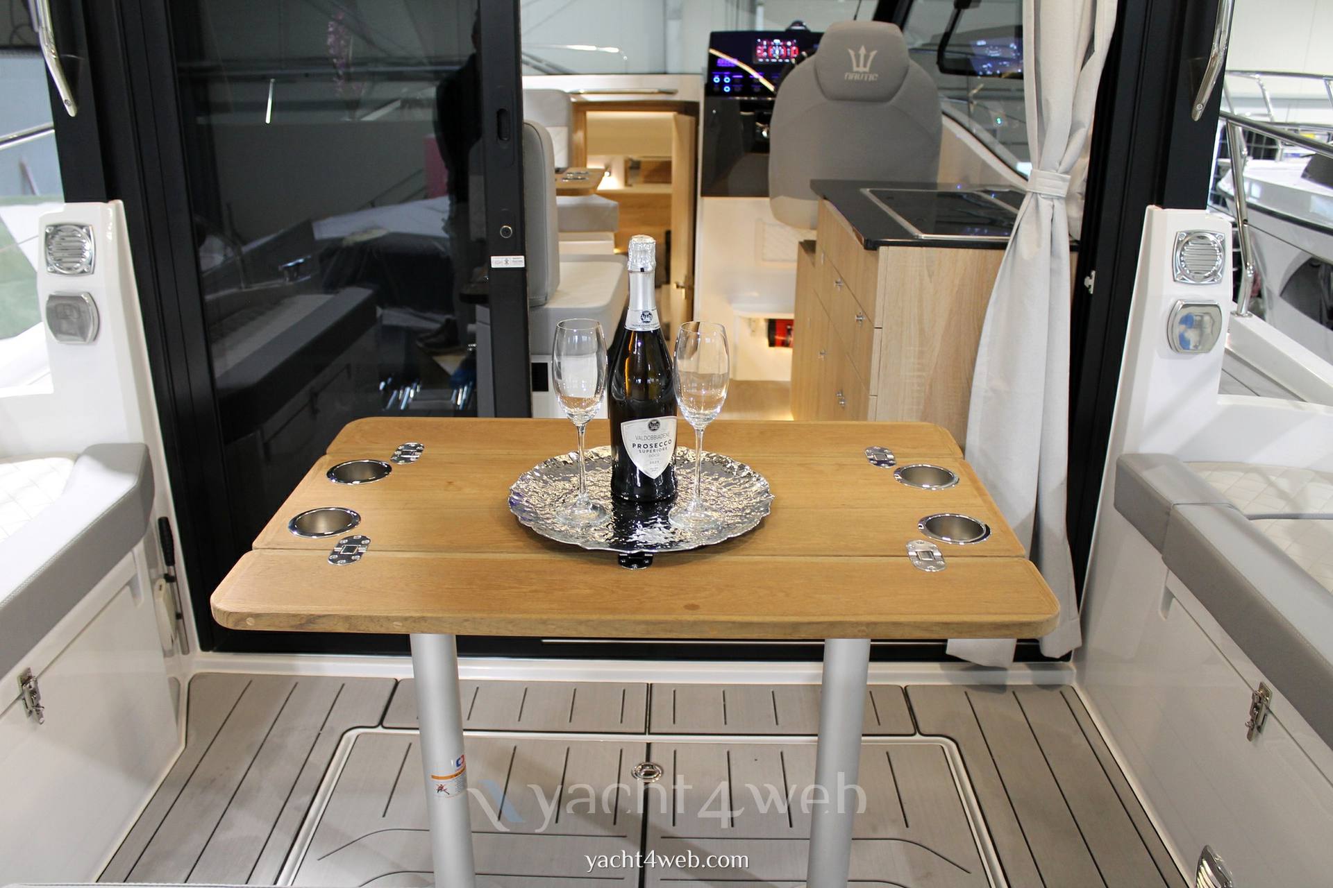 Nautic 880