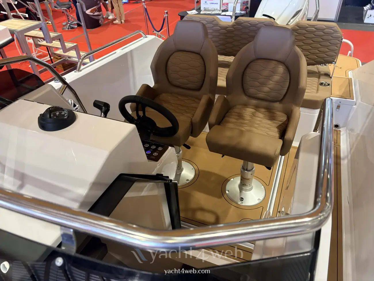 Tardion T24 spacedeck 机动船 用于销售