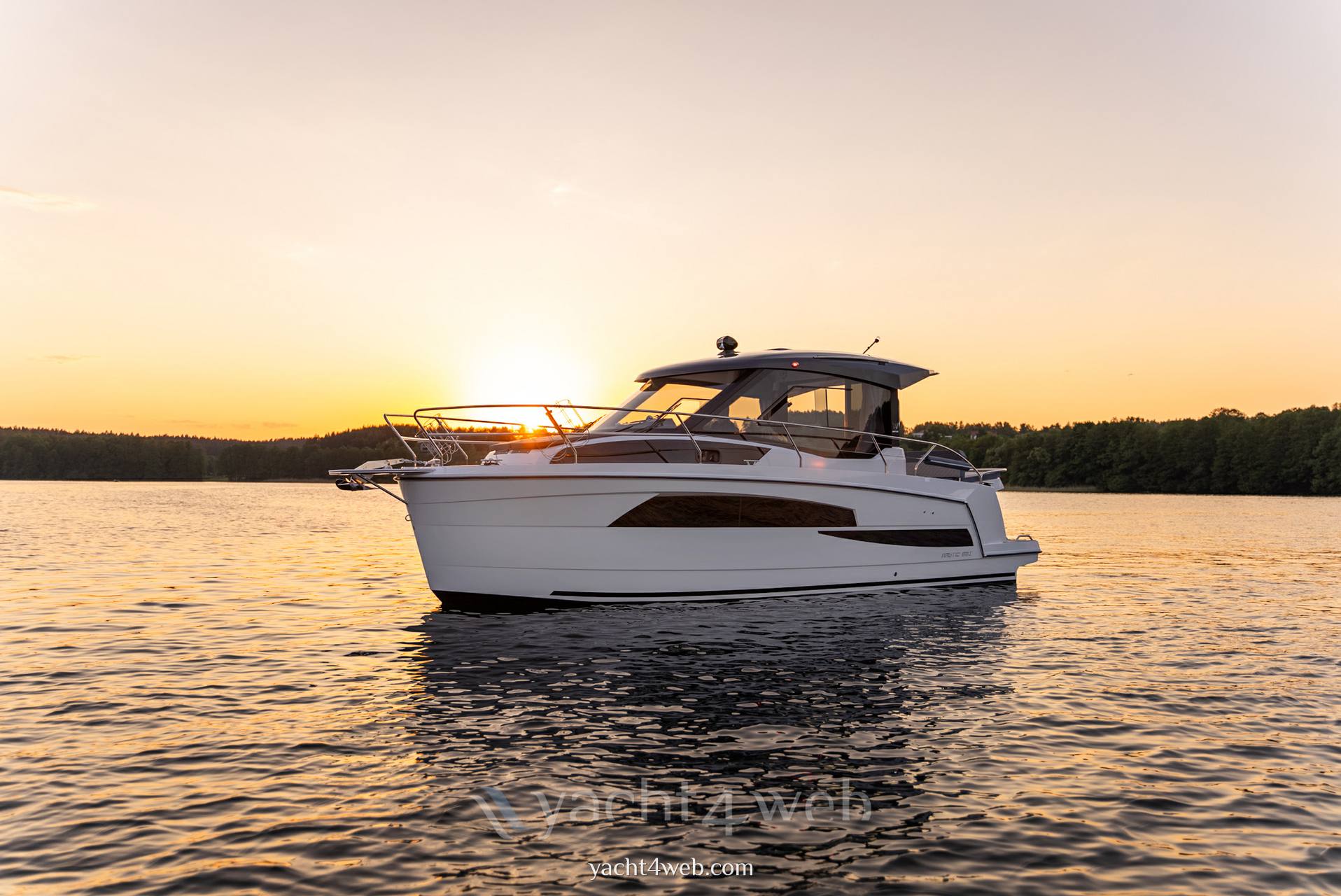 Nautic 880 机动船