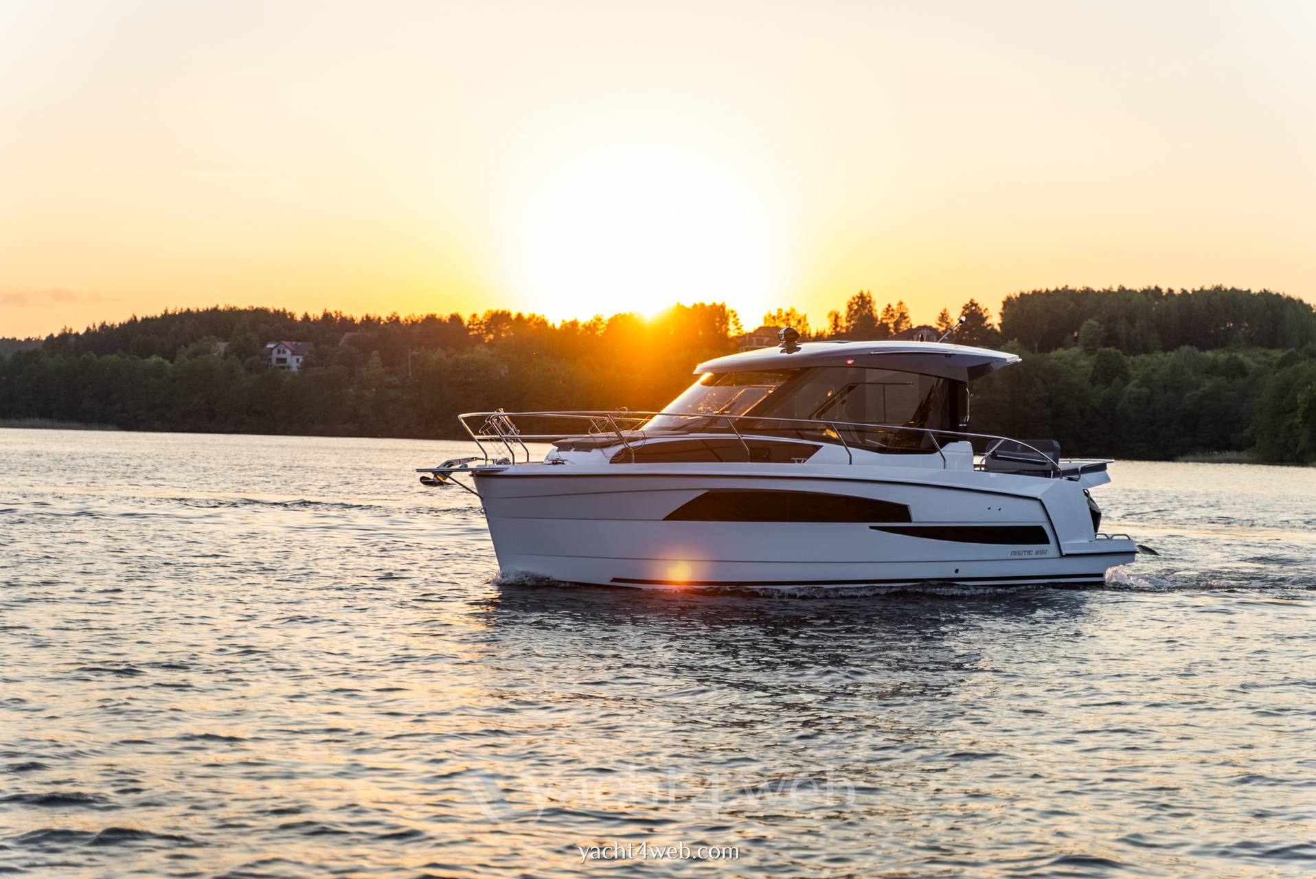 Nautic 880 驾驶桥楼