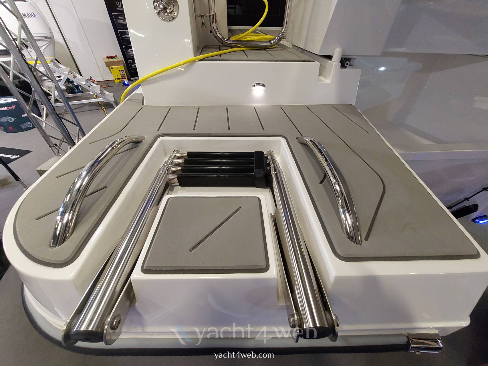 Nautic 880 机动船