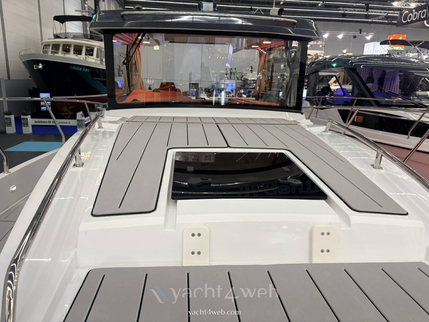 Nautic 990 neon fotografia