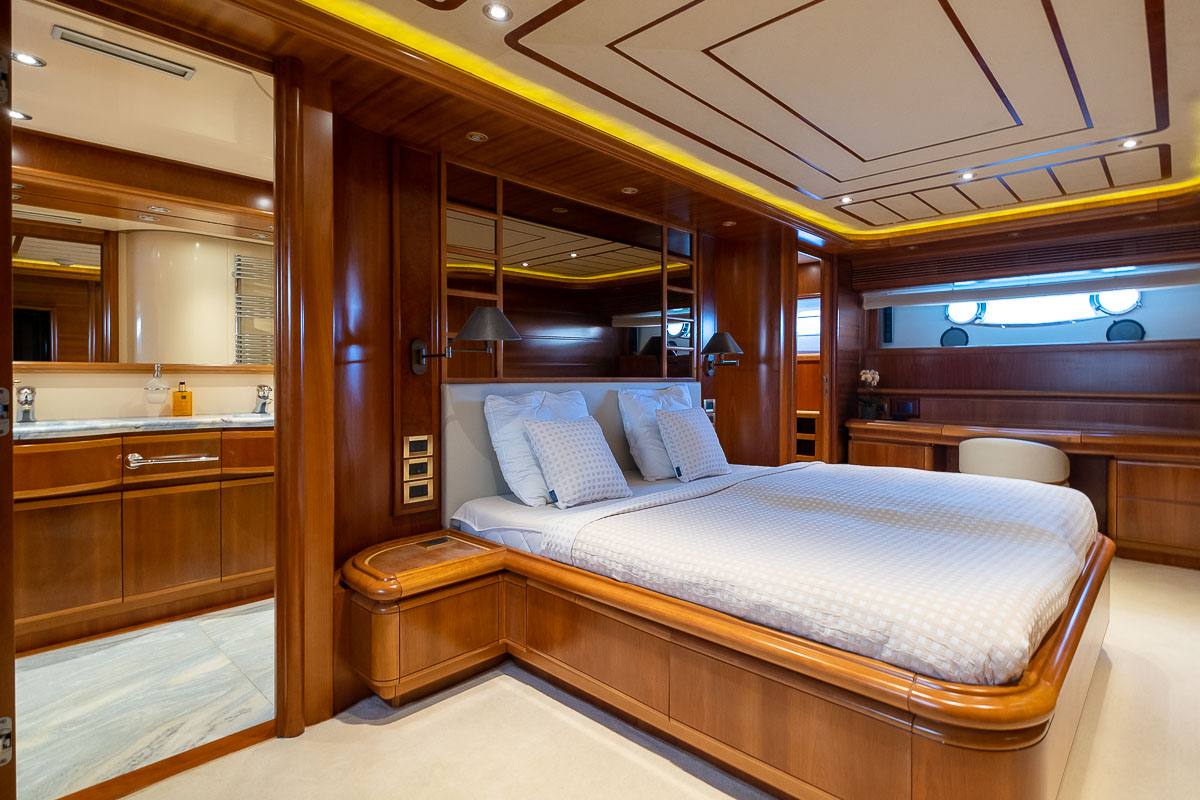 Ferretti Custom line 94
