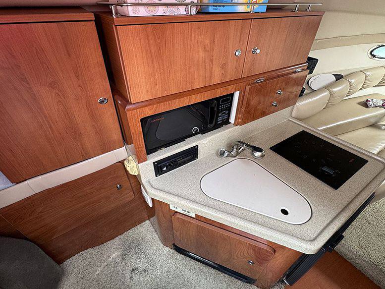 Larson LARSON 274 Cabrio Флайбридж используется