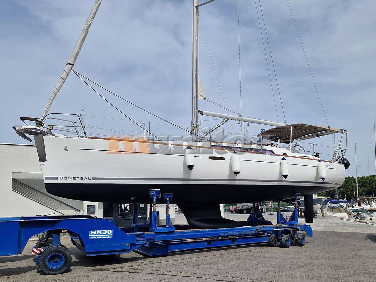 Beneteau Oceanis 37 