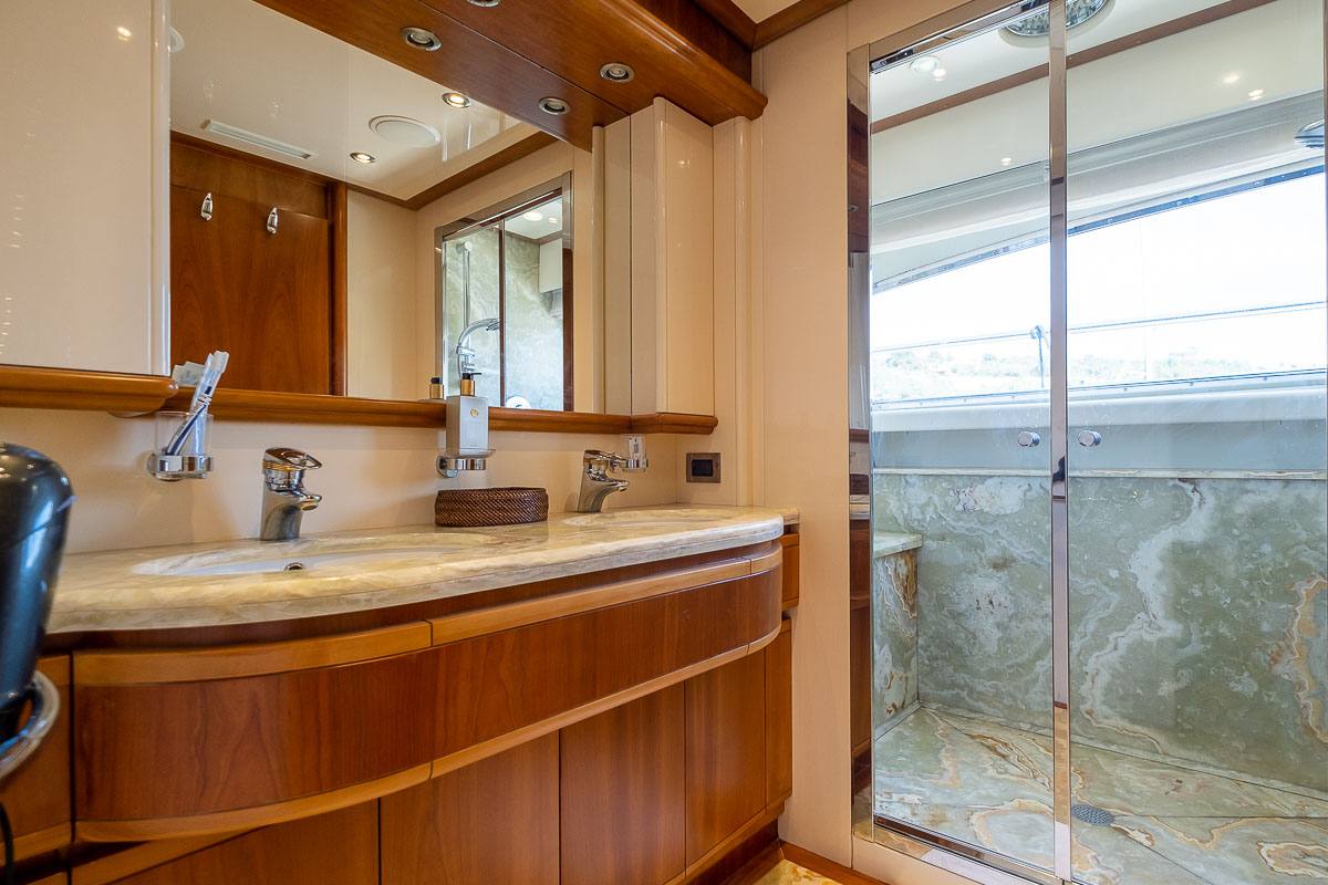 Ferretti FERRETTI Custom Line 94 Моторная лодка используется для продажи