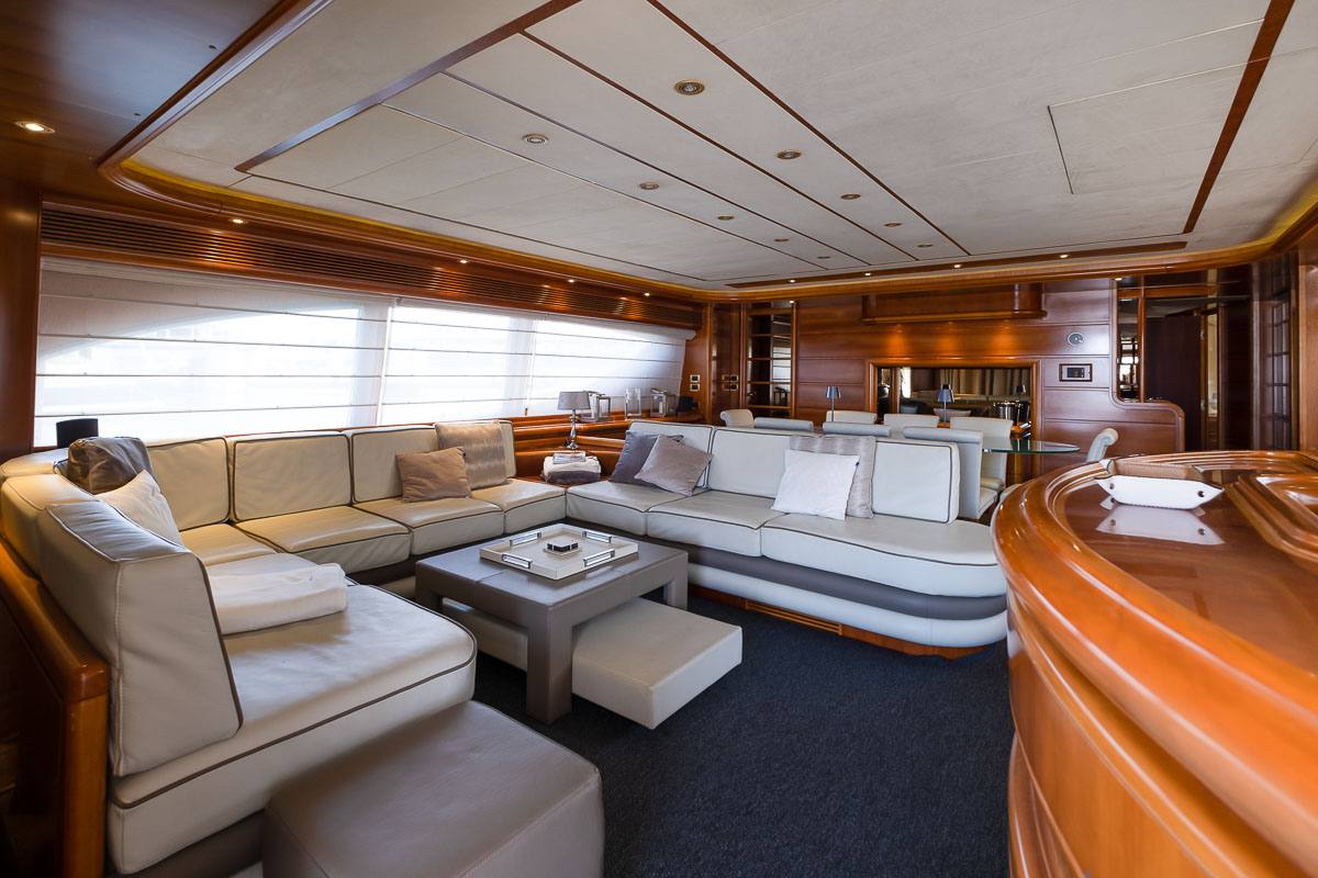 Ferretti FERRETTI Custom Line 94 Моторная лодка используется для продажи