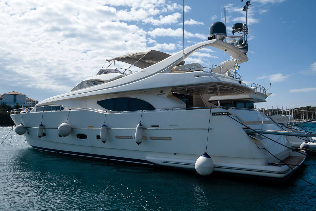 Ferretti FERRETTI Custom Line 94 