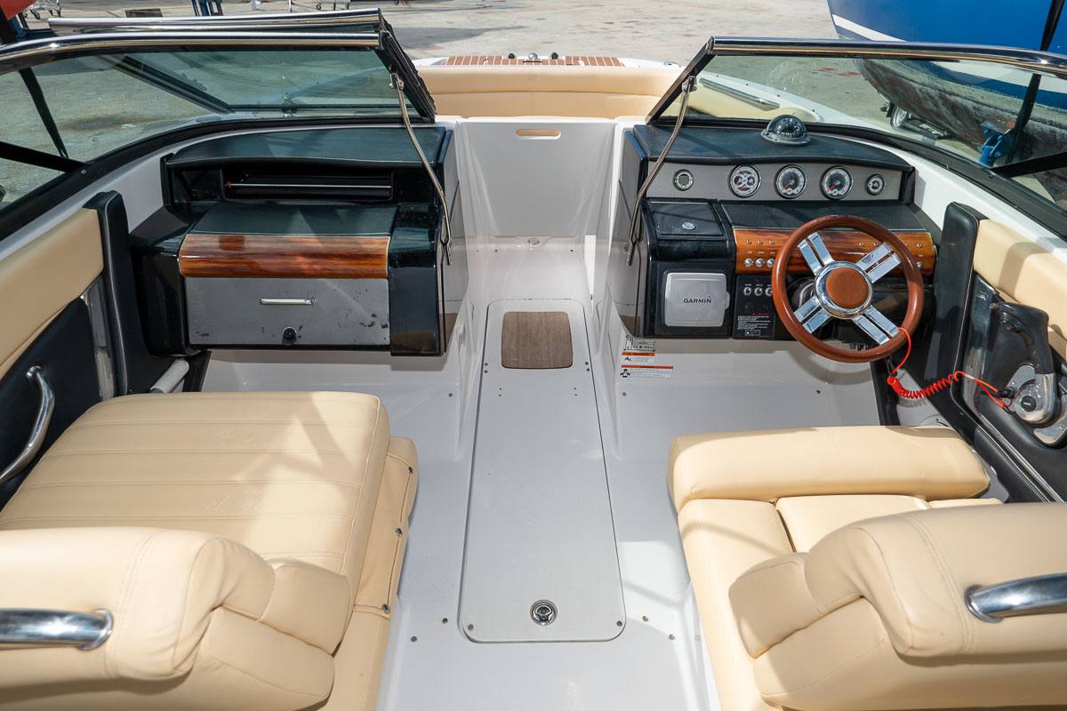 Four winns Sl222 Моторная лодка используется для продажи