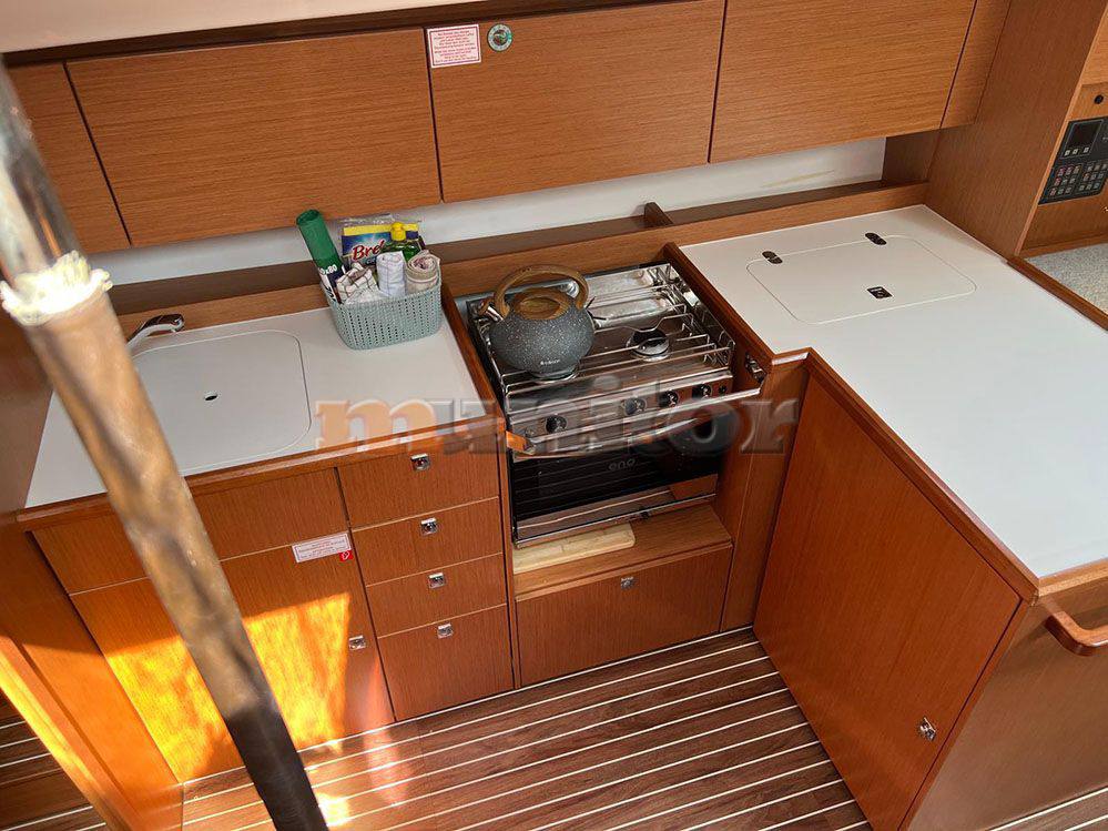 Bavaria C42 Flybridge