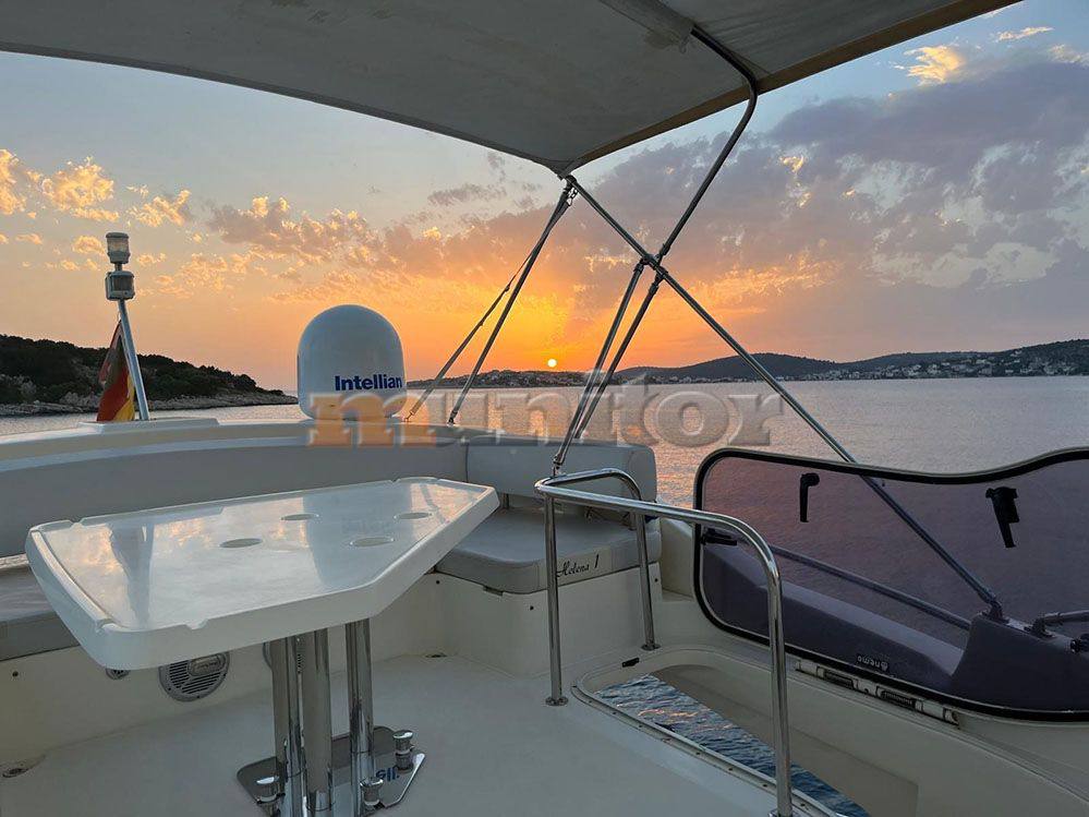 Azimut 43 fly 驾驶桥楼