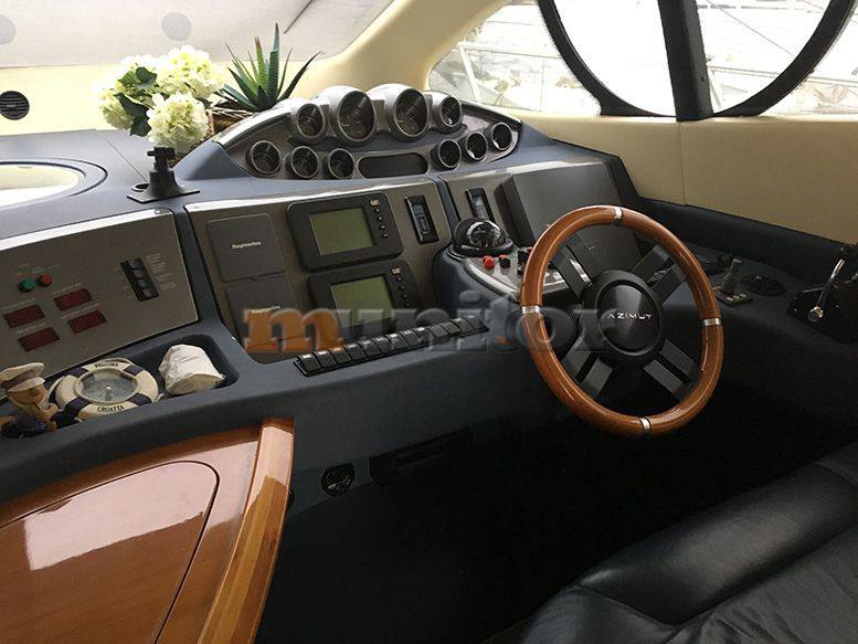 Azimut 50 fly 驾驶桥楼