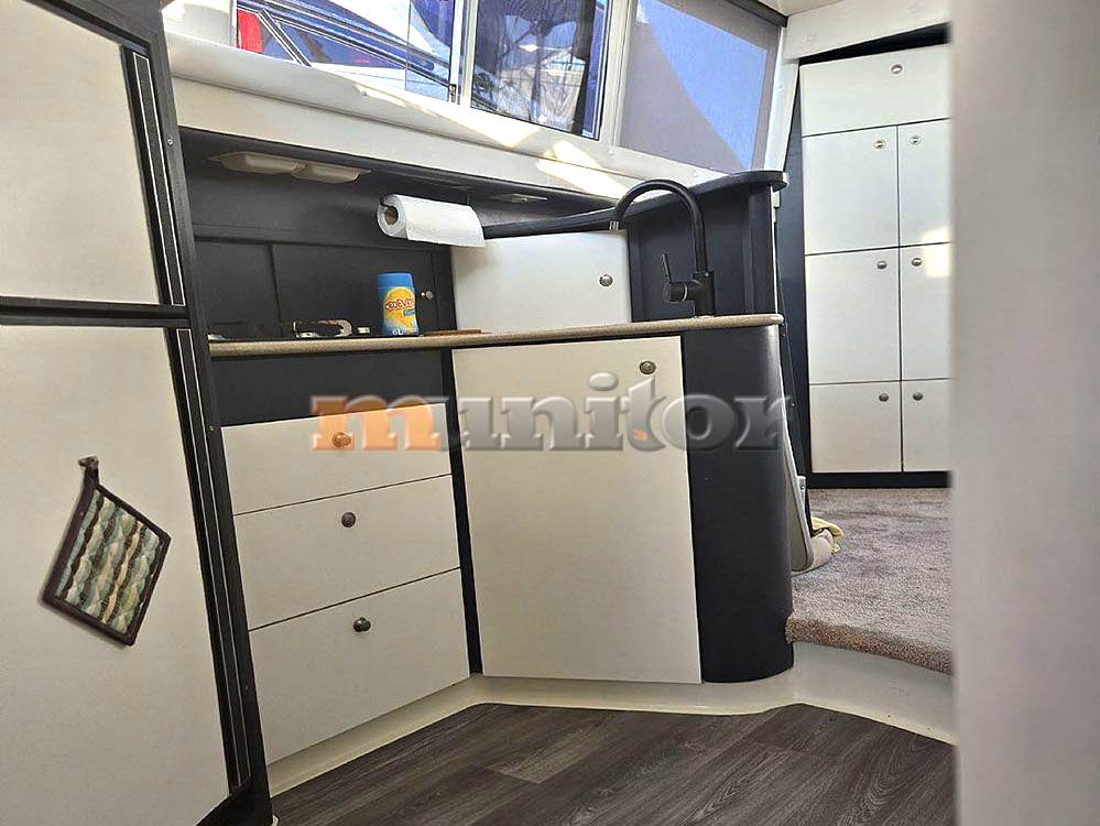 Silverton 36 fly sailing boat