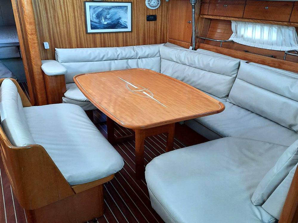 Bavaria 42 cruiser 驾驶桥楼