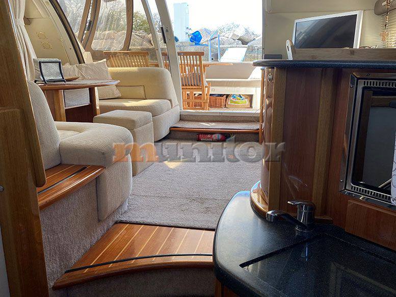 Sealine F37 motor boat