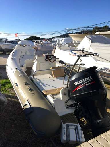 照片研究 小船和游艇 zodiac 650 medline. 更新的照片