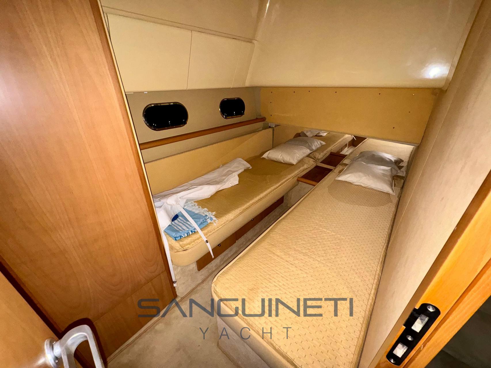 Ferretti 120