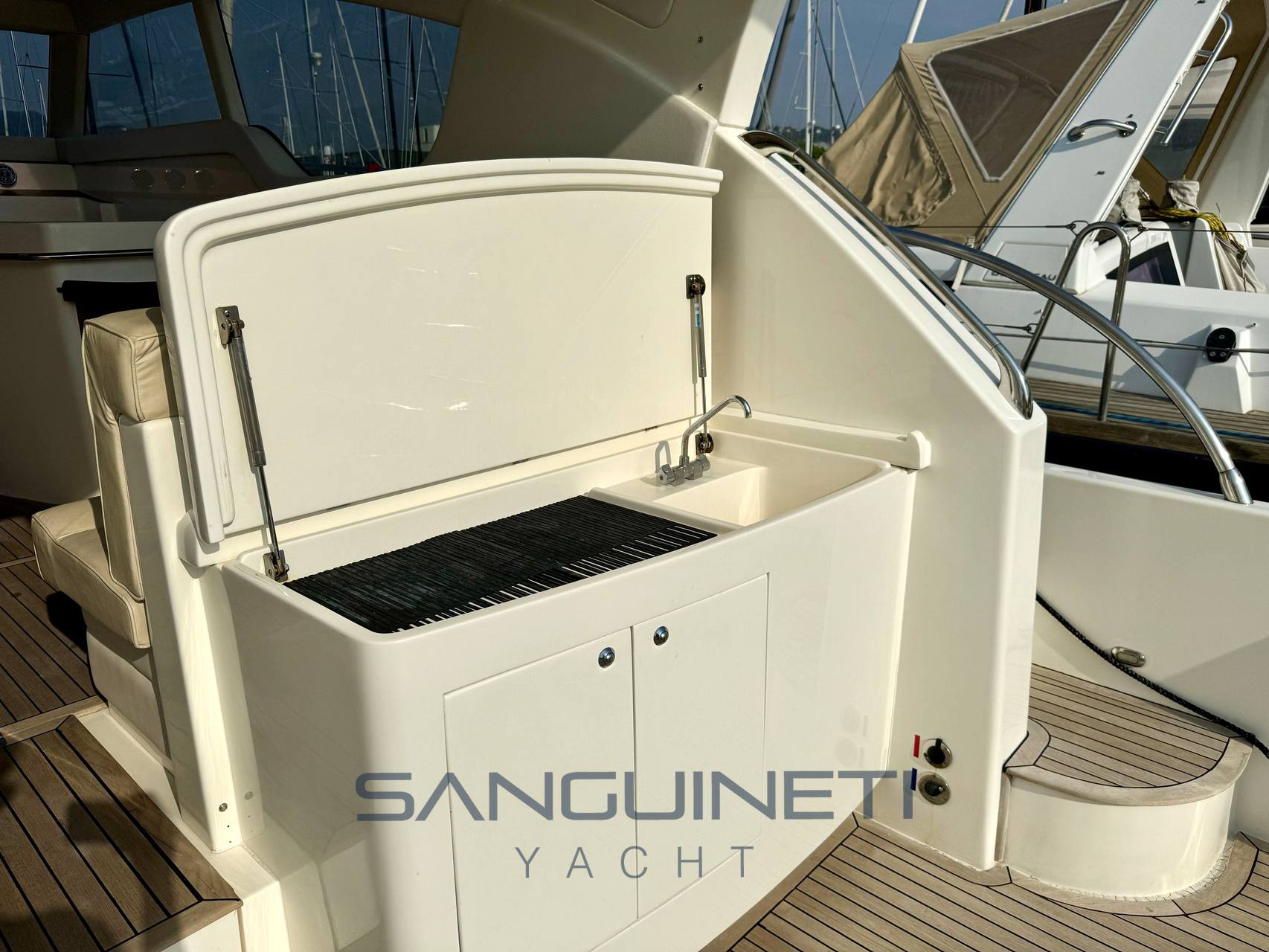 Gagliotta 52 Exterior: detail