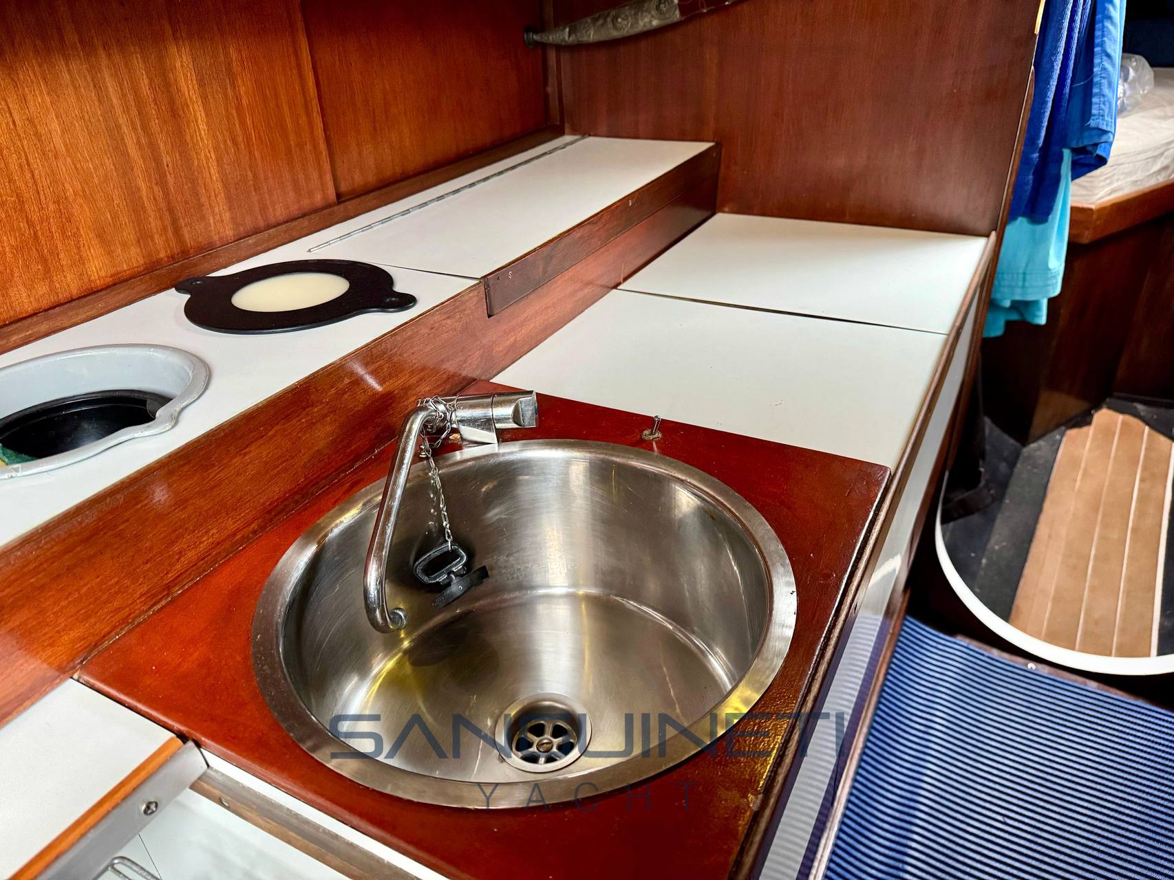 Langstone marine Mystere Inside: detail