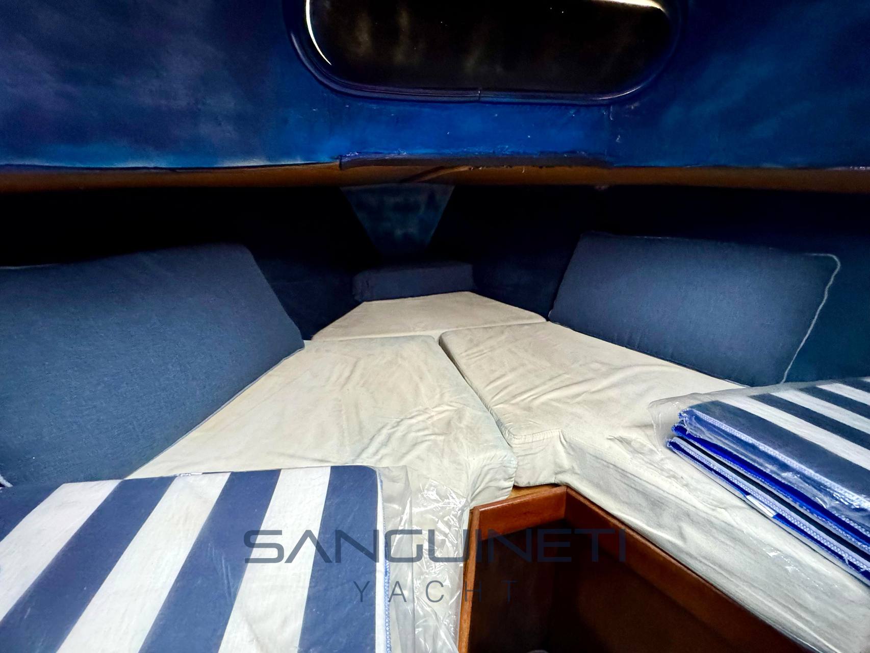 Langstone marine Mystere Inside