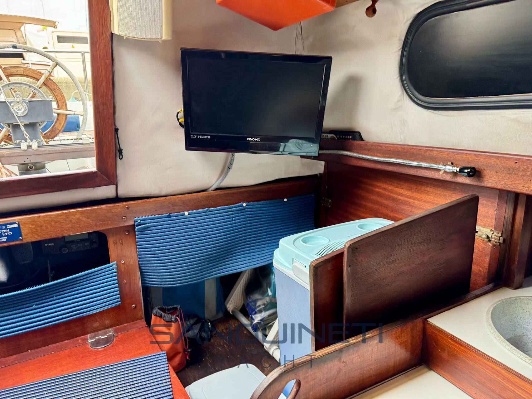 Langstone marine Mystere Inside