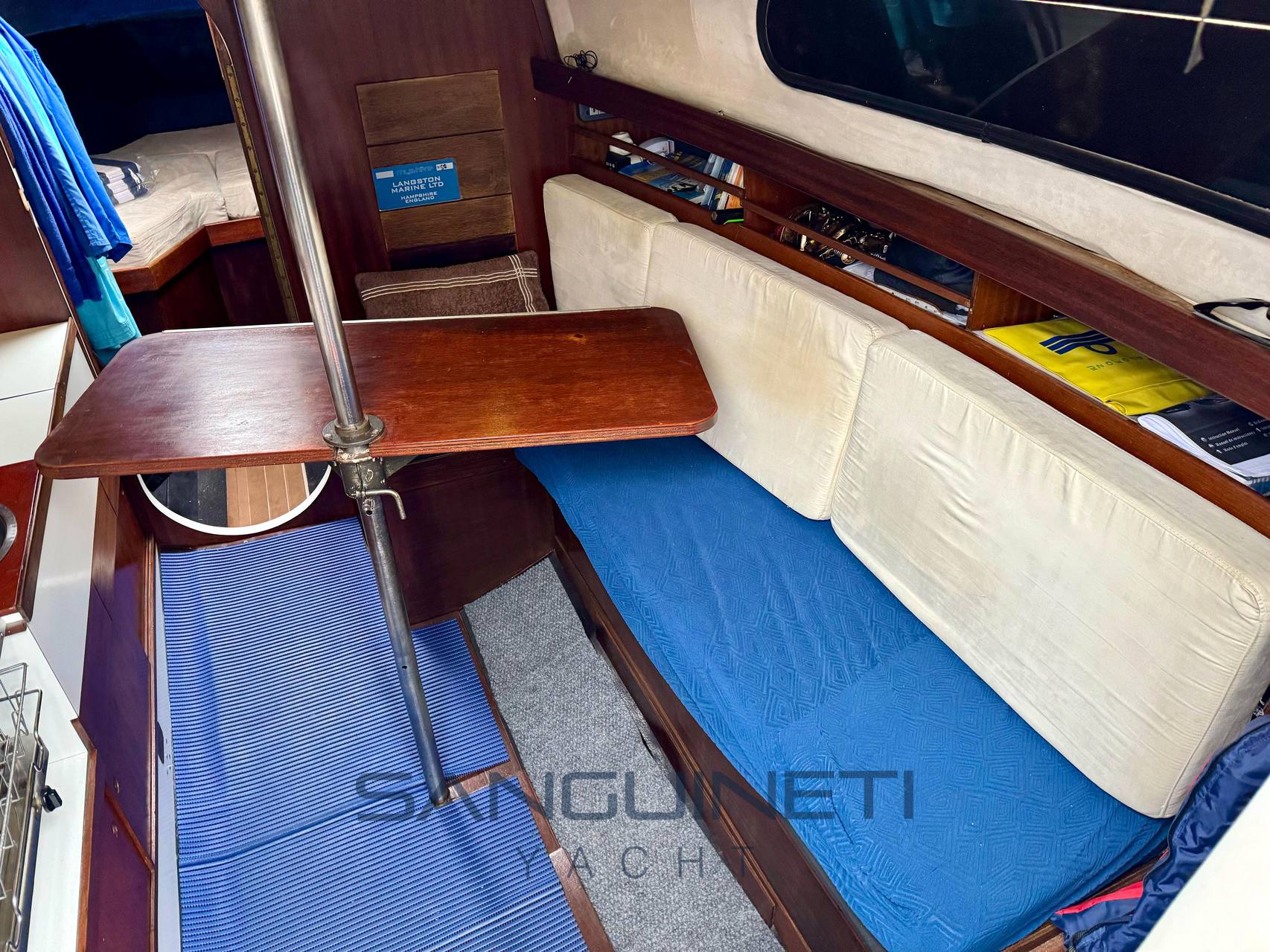 Langstone marine Mystere Inside