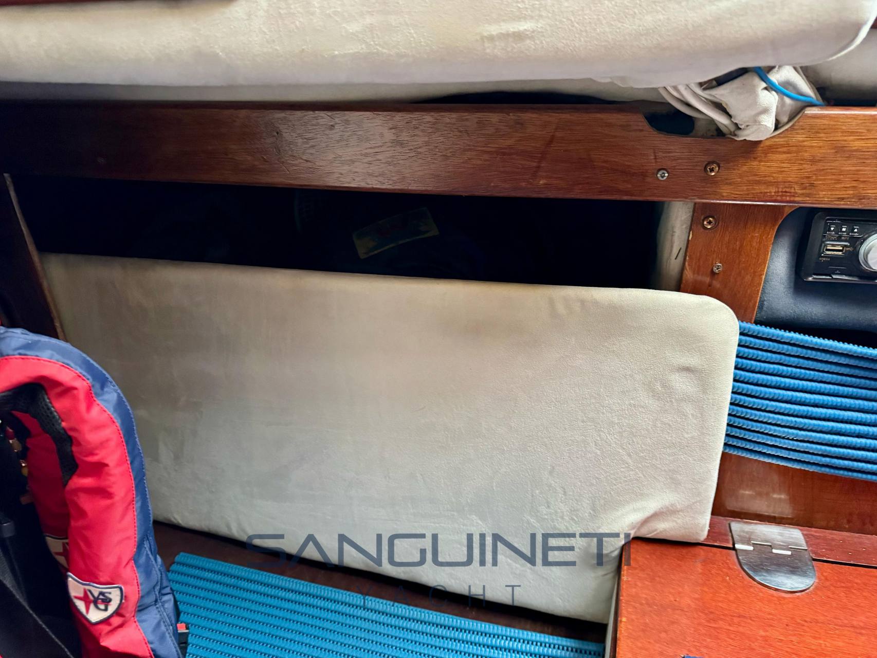 Langstone marine Mystere Inside