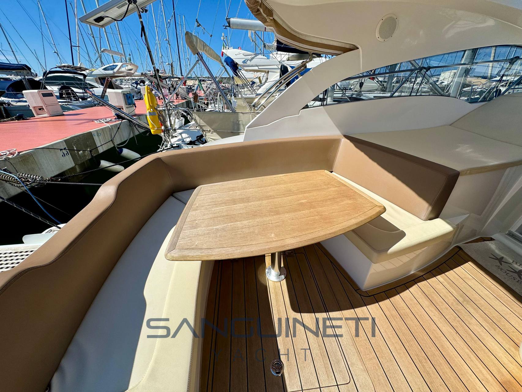 Sessa 35 ht hardtop bateau à moteur