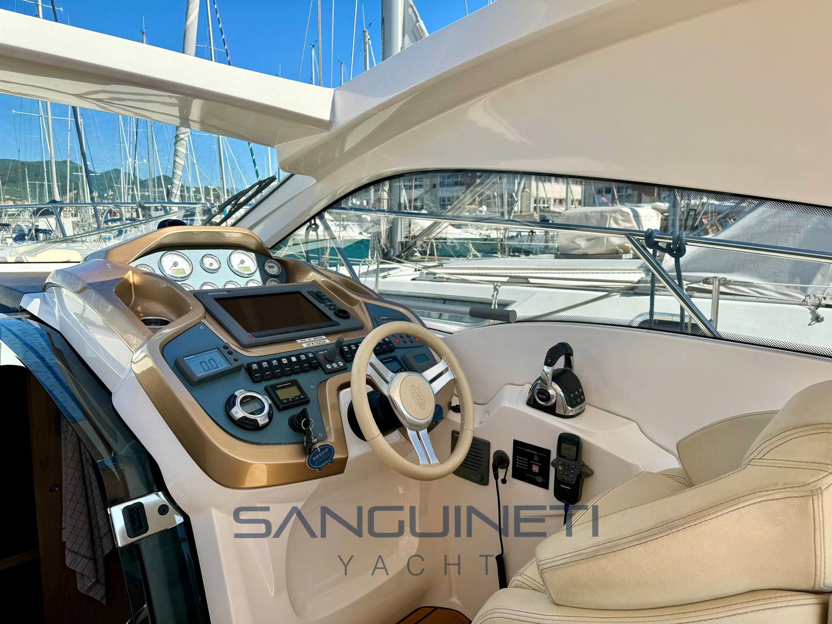 Sessa C 35 hard top ht barco de motor