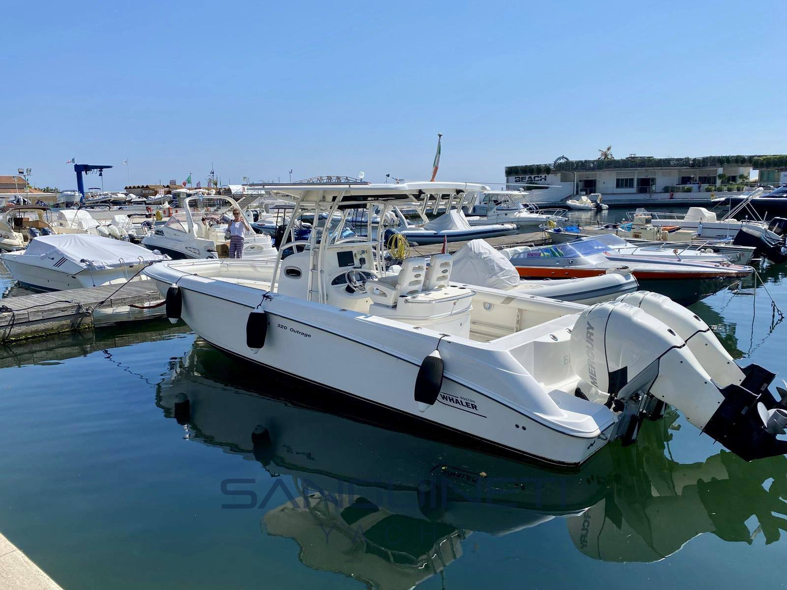 Boston 320 outrage Motor boat used for sale
