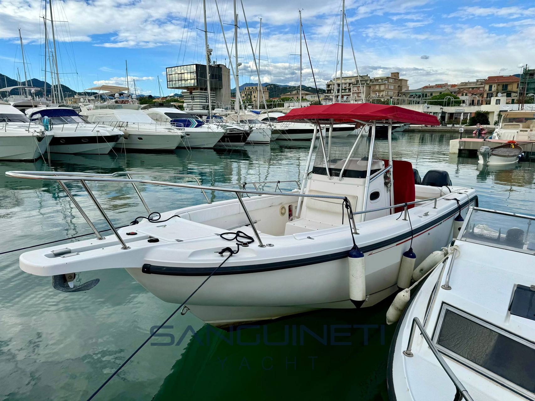 Boston whaler Outrage 26 يوم الطراد