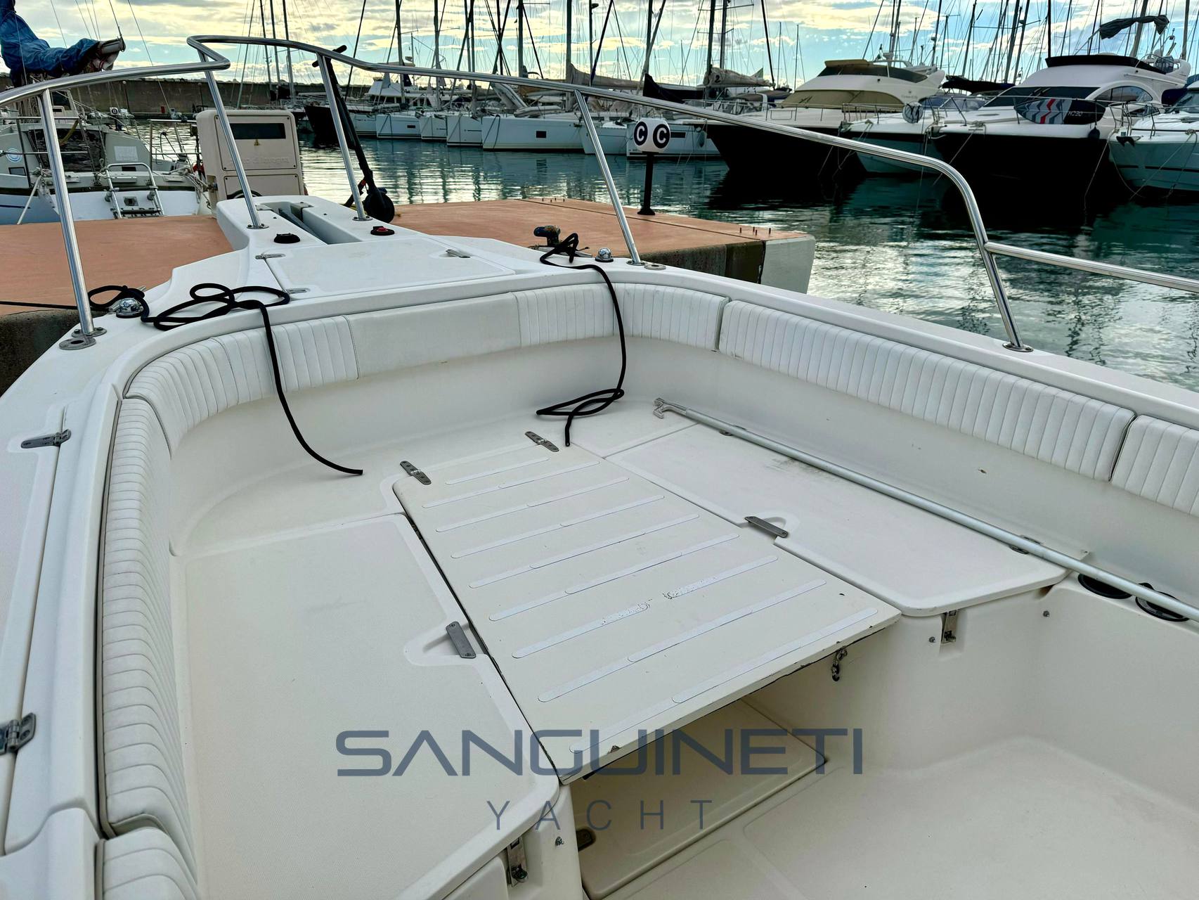 Boston whaler Outrage 26 barca a motore