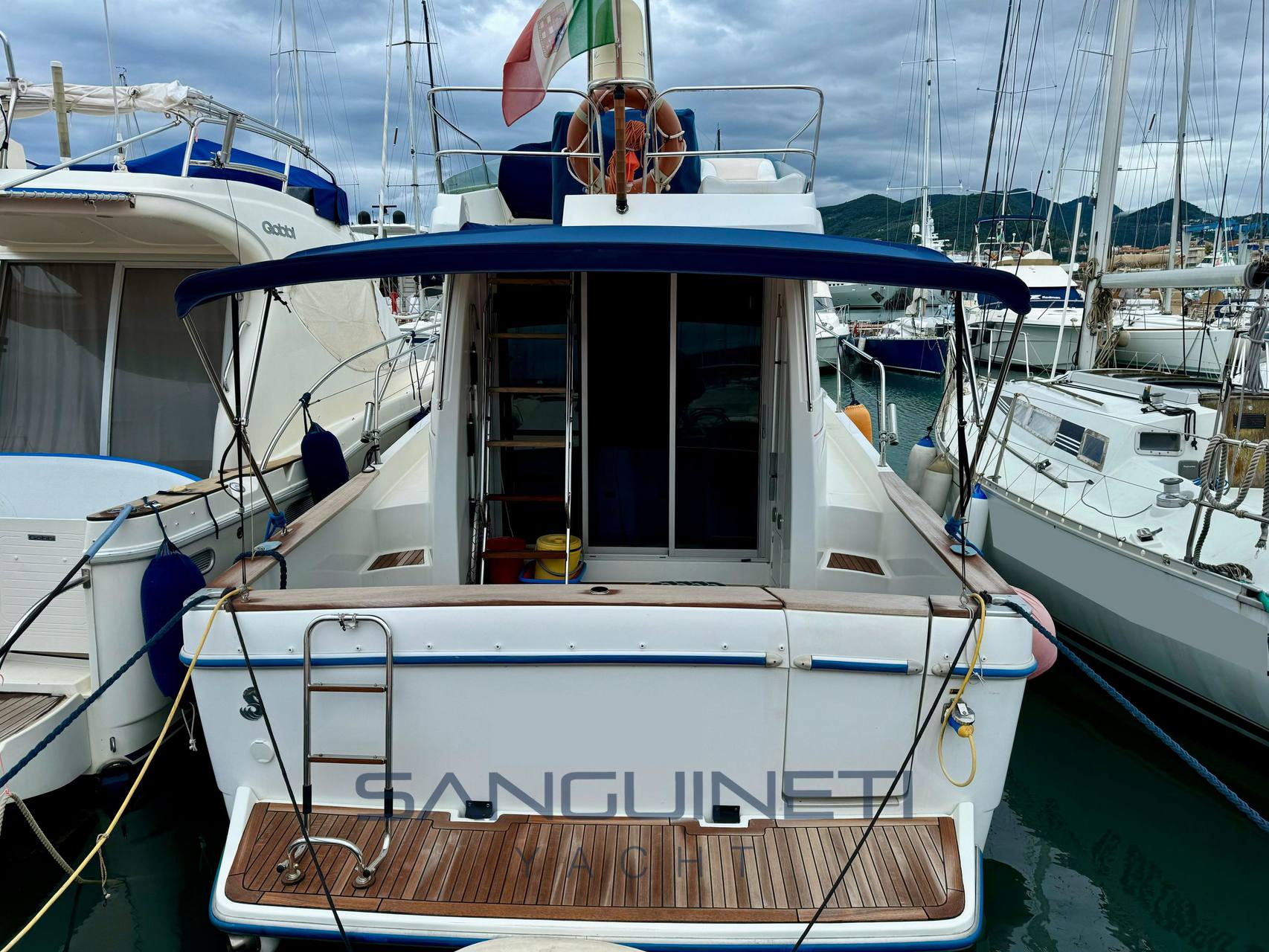 Beneteau Antares 10.80 قارب بمحرك مستعملة للبيع