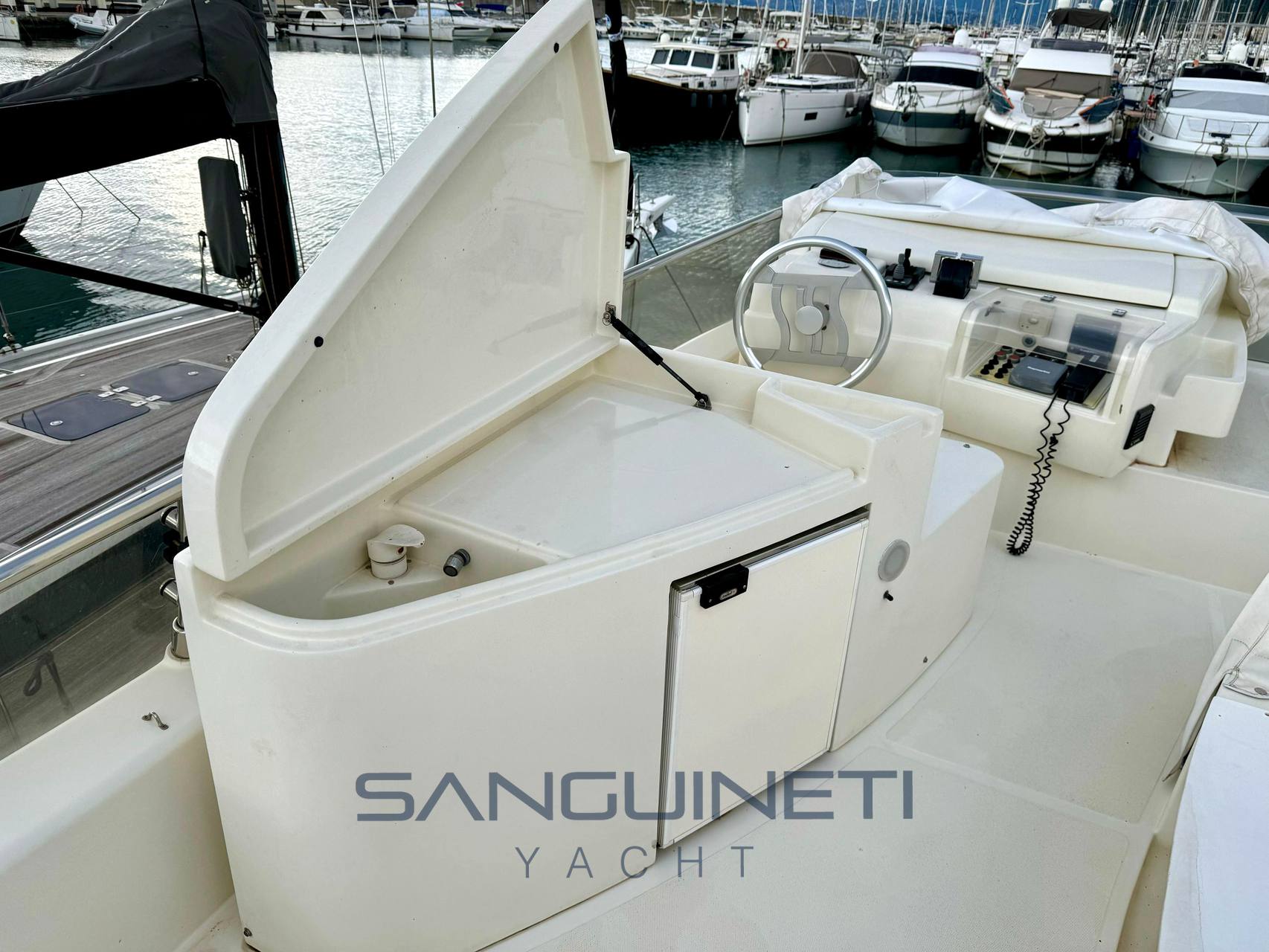 Ferretti 53 فليبريدجي يستخدم