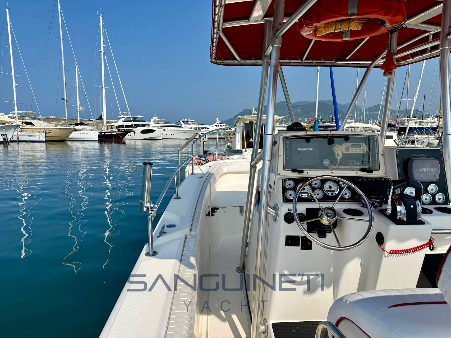 Boston whaler Outrage 26 يوم الطراد