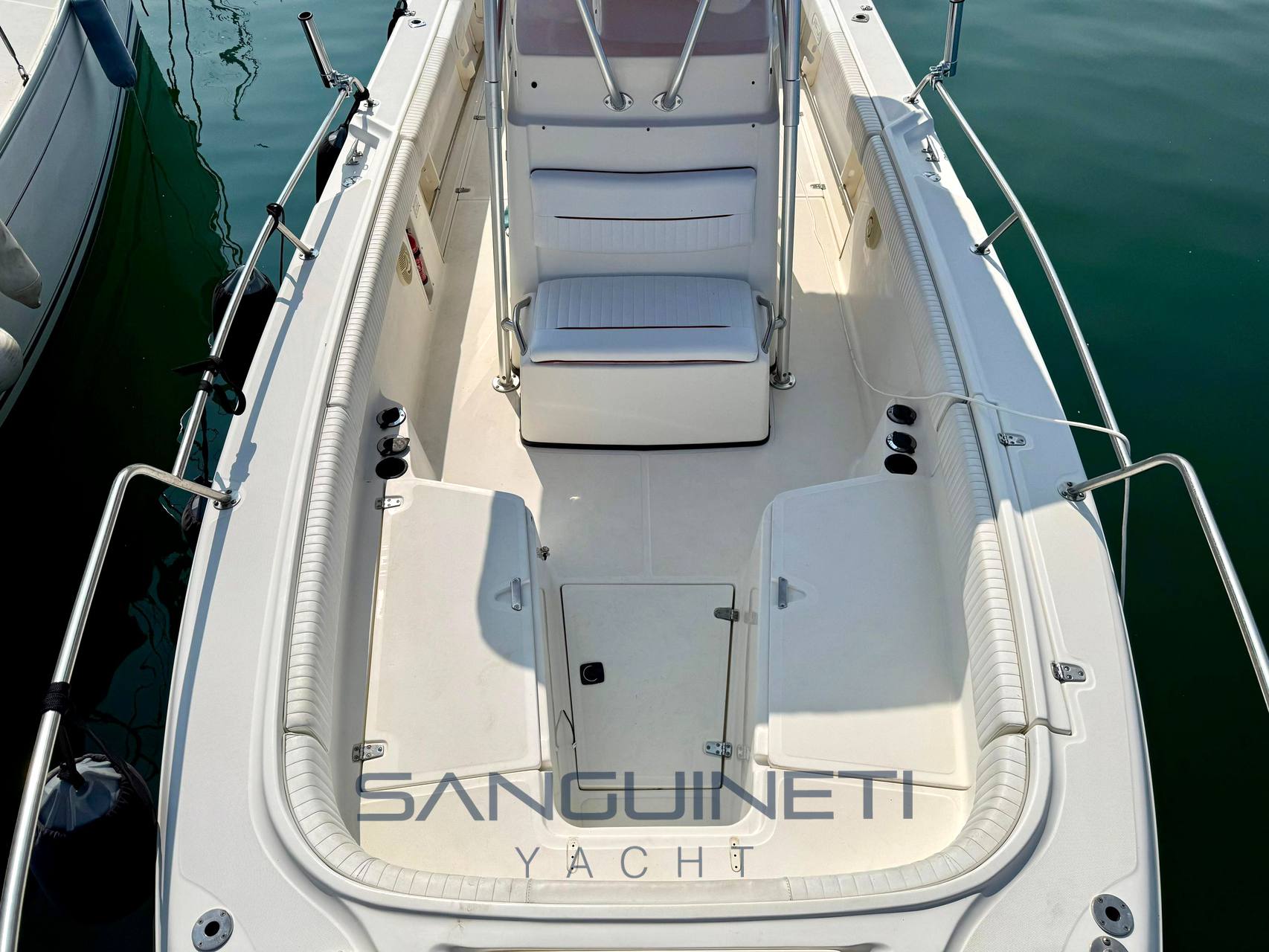 Boston whaler Outrage 26 يوم الطراد