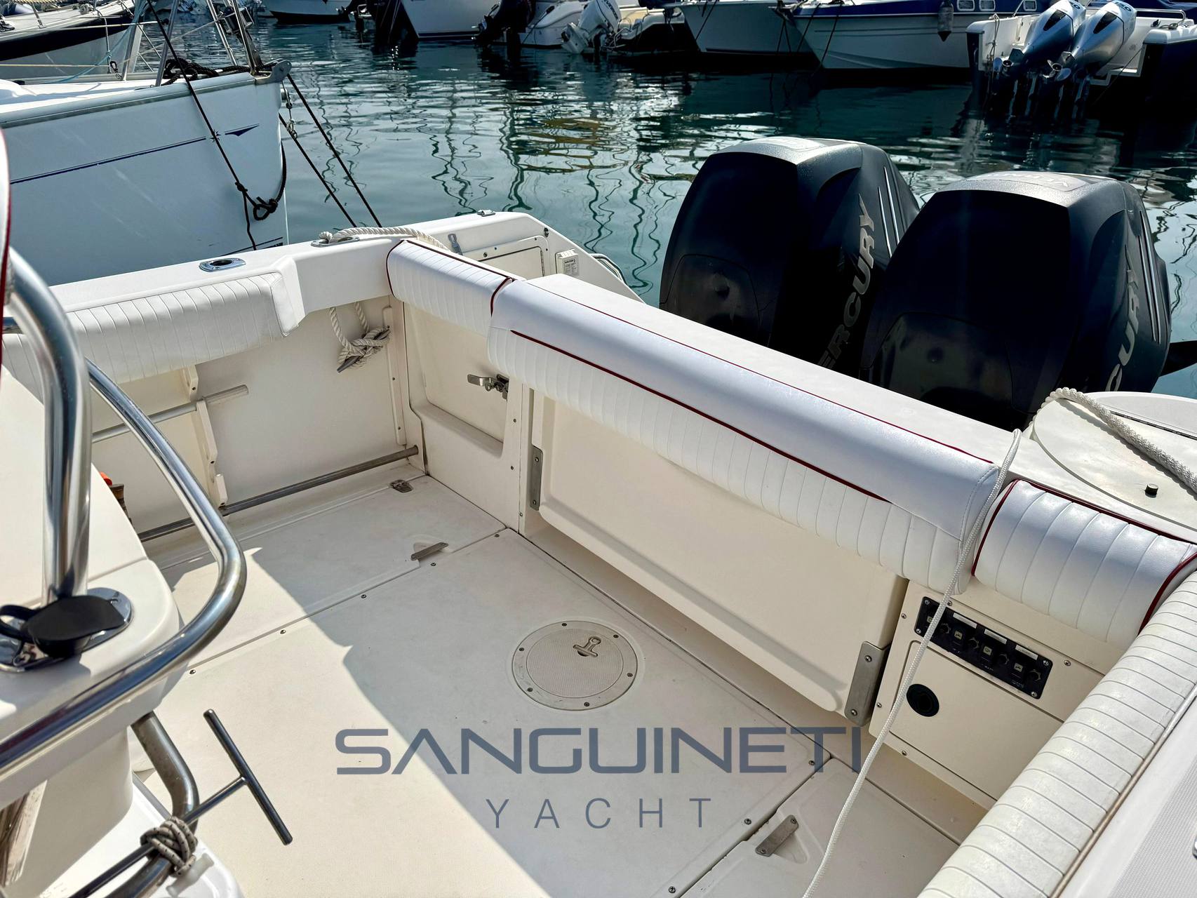 Boston whaler Outrage 26 يوم الطراد