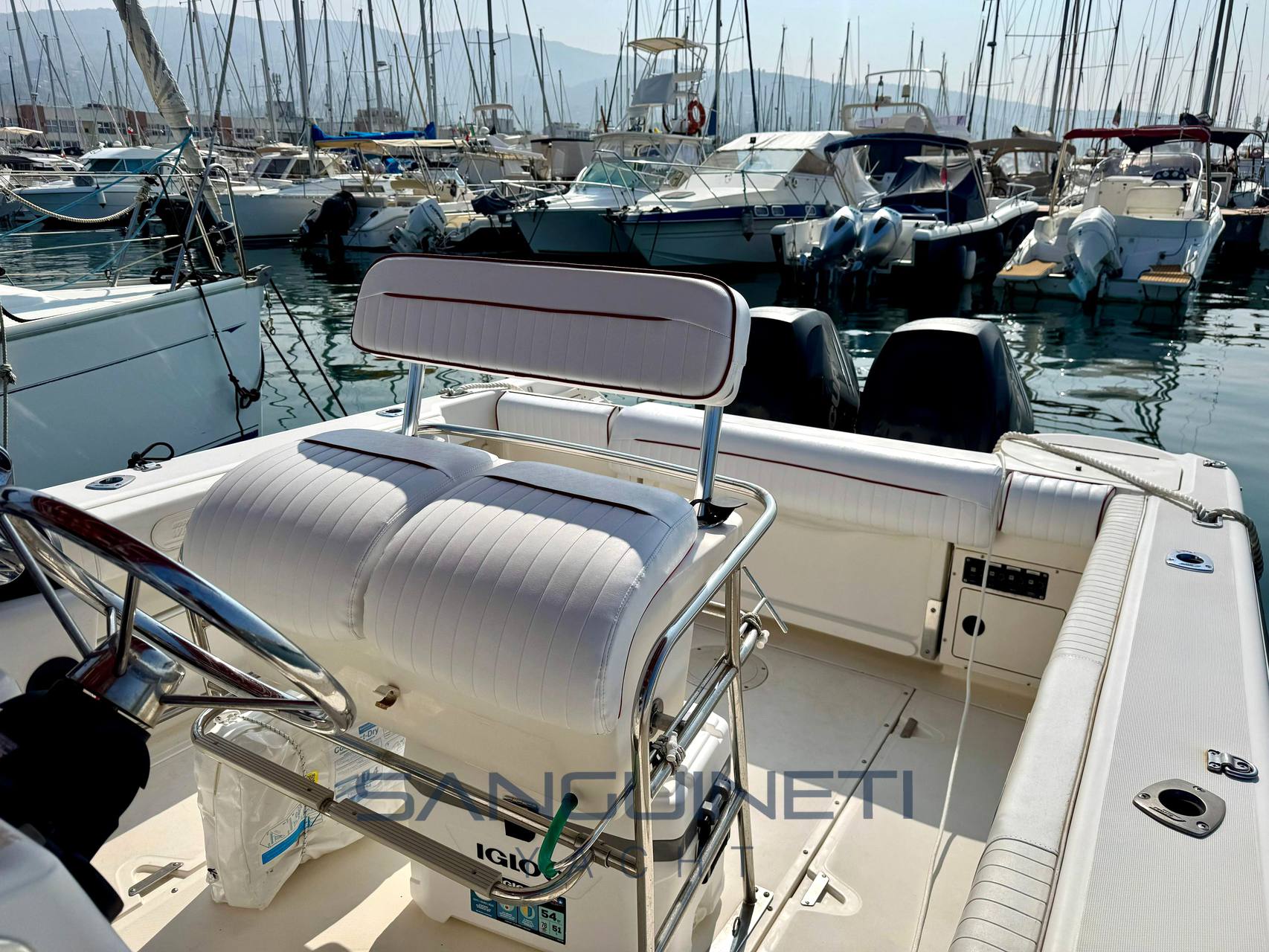 Boston whaler Outrage 26 0