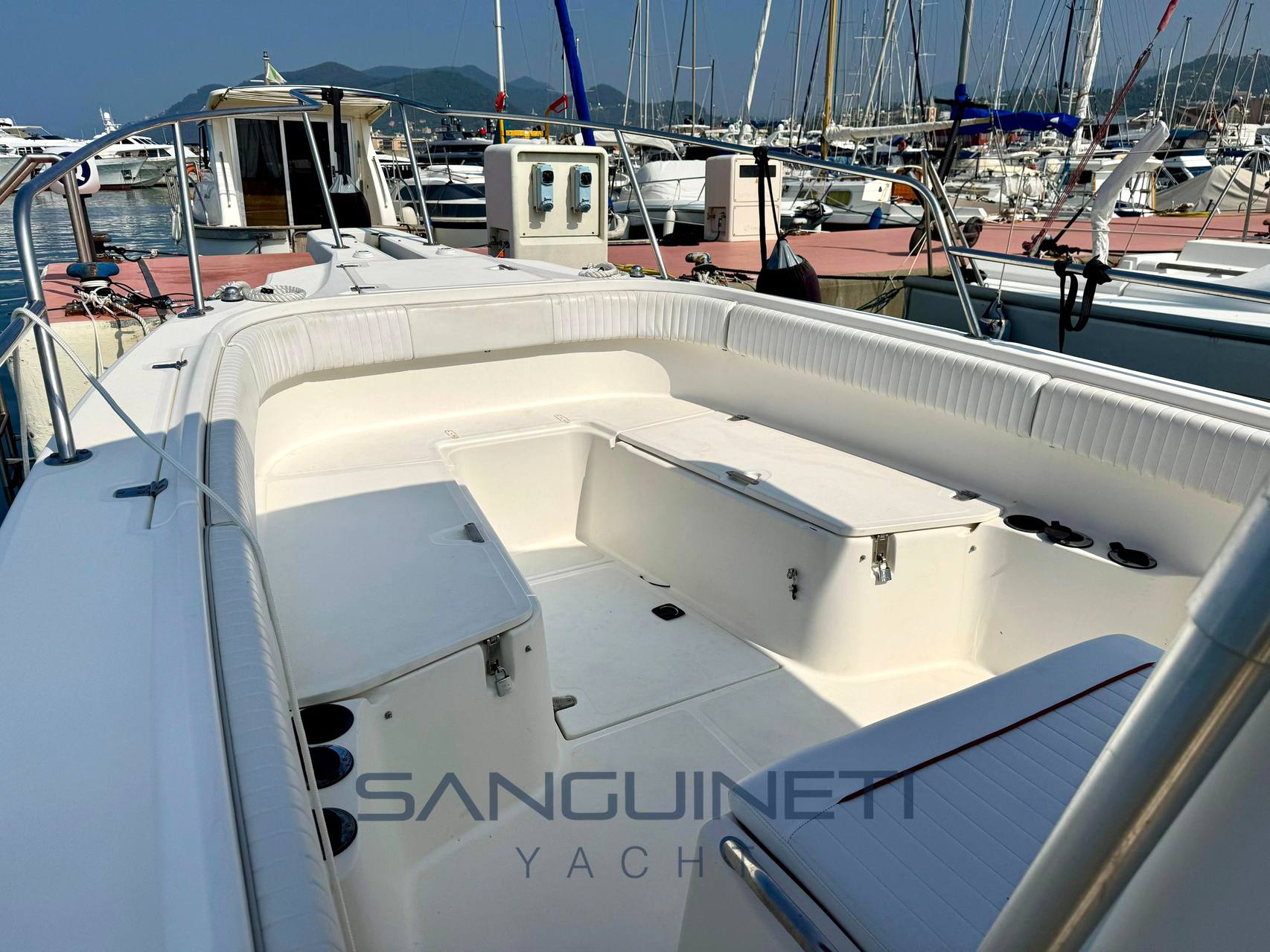 Boston whaler Outrage 26 قارب بمحرك