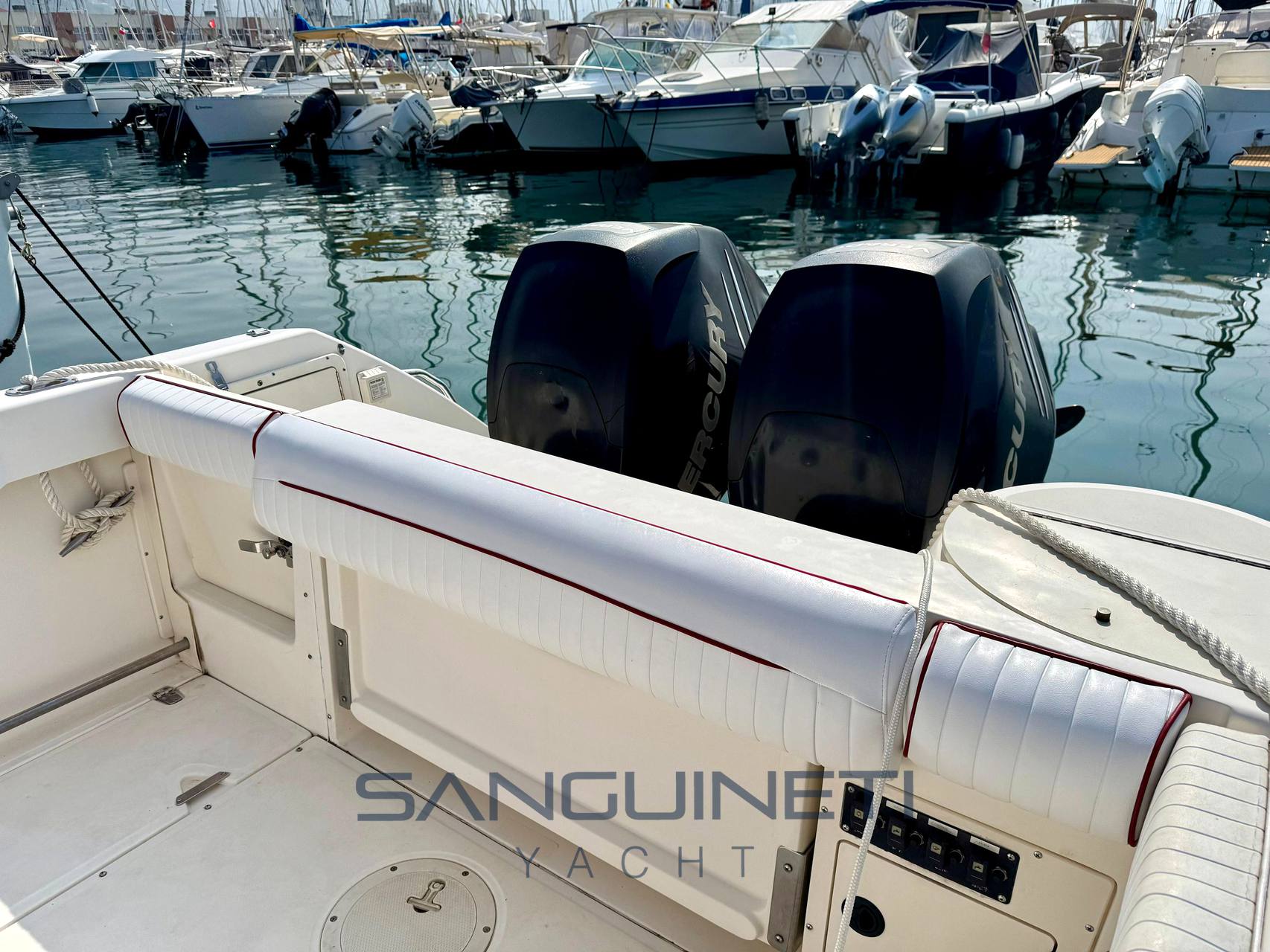 Boston whaler Outrage 26 صور