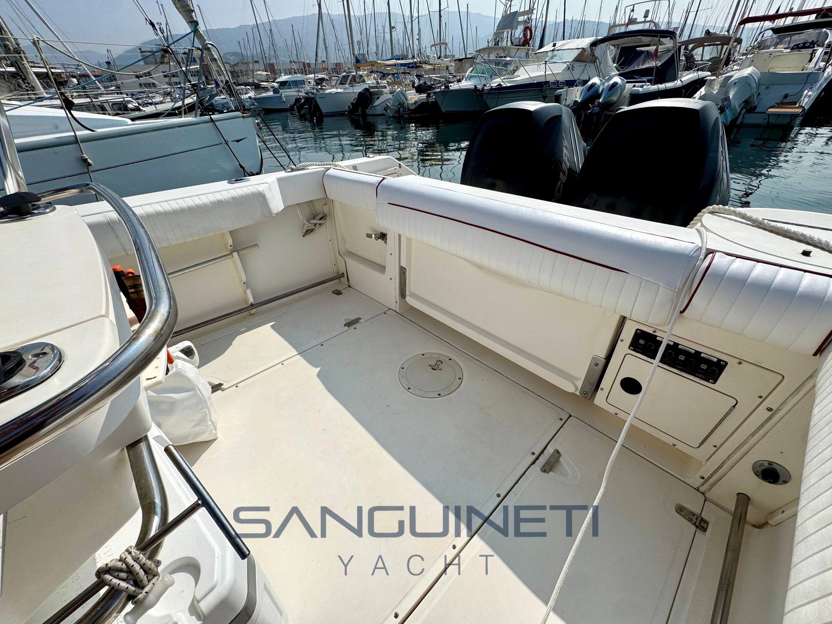 Boston whaler Outrage 26 يستخدم