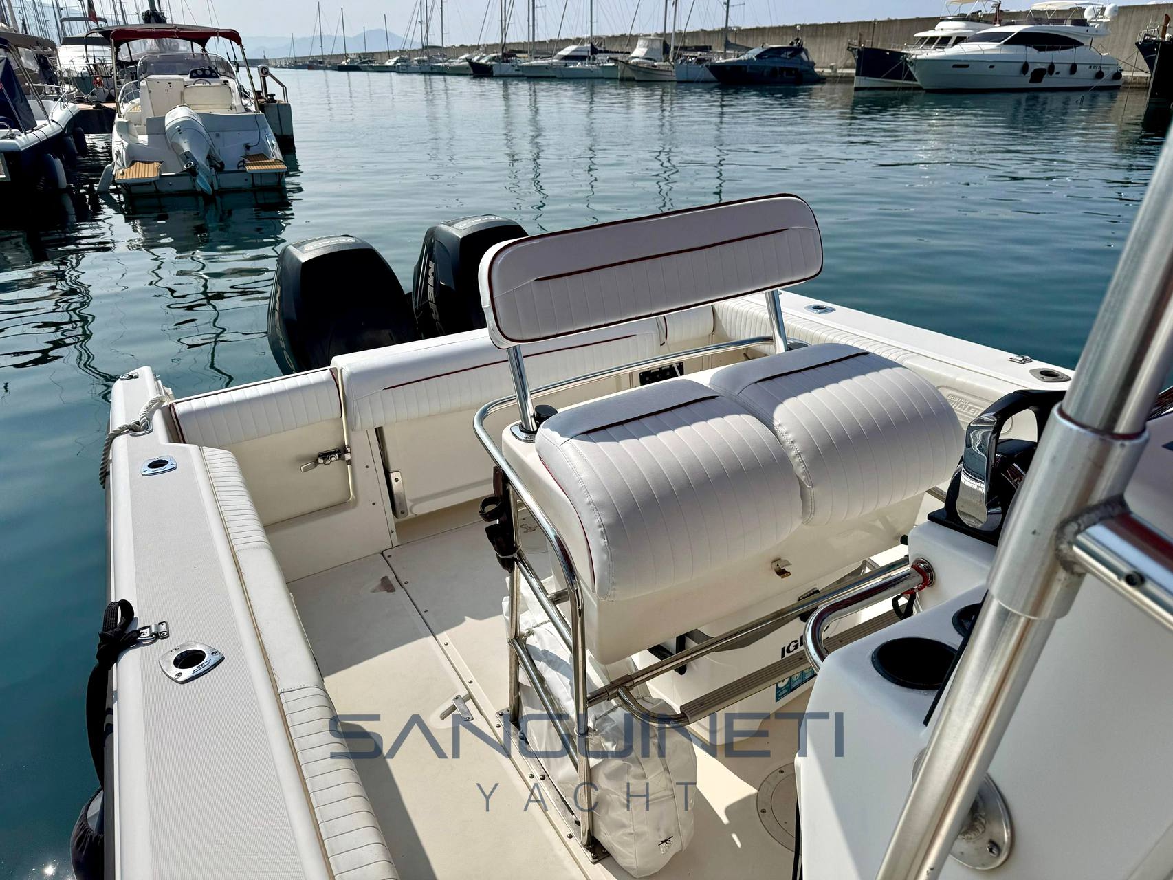 Boston whaler Outrage 26 صور