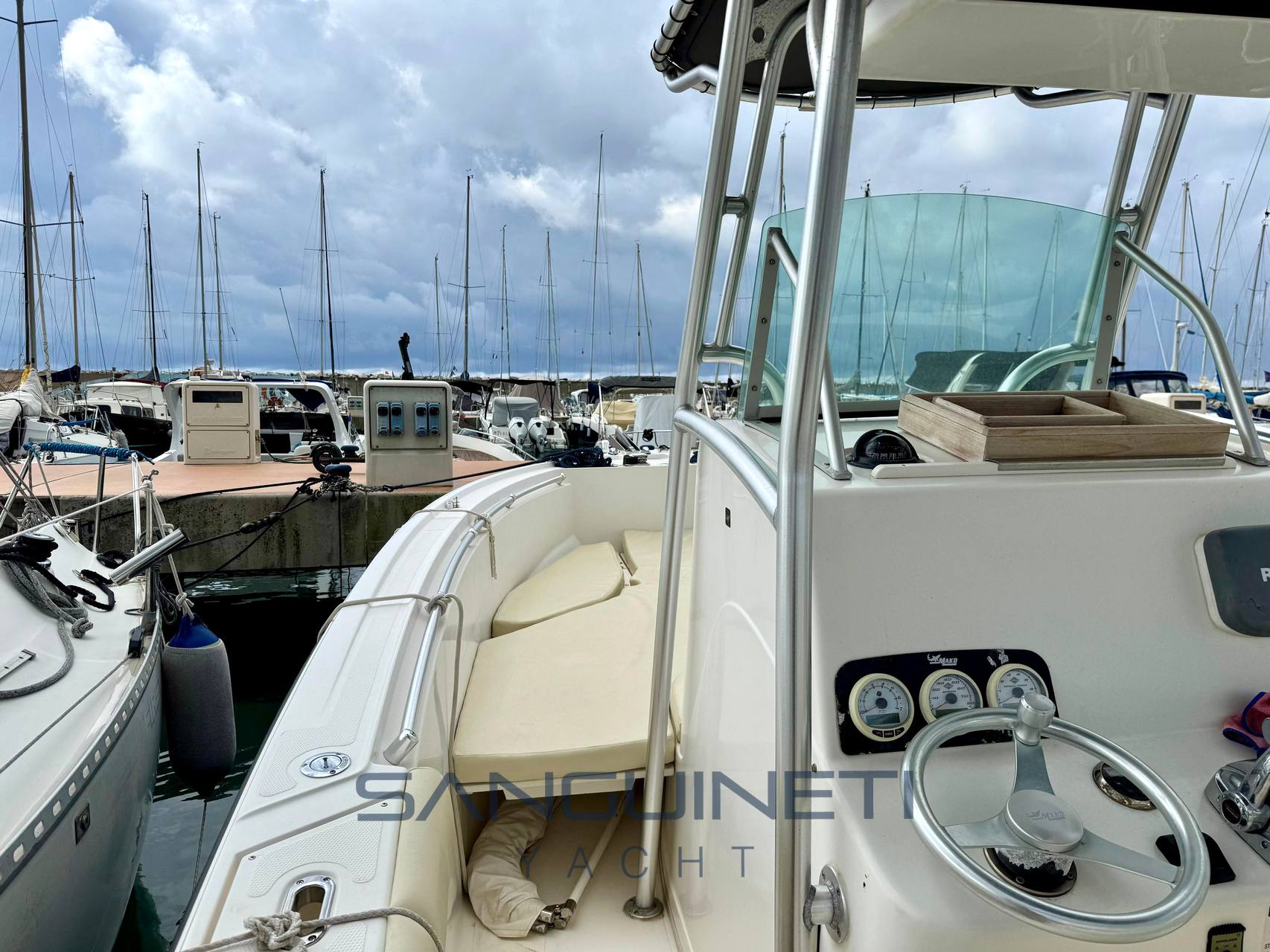 Mako 264 walk around 