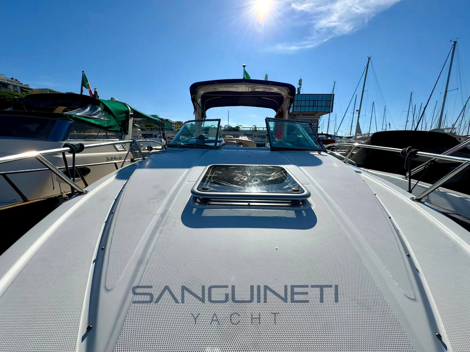 Chaparral Signature 270 Express cruiser