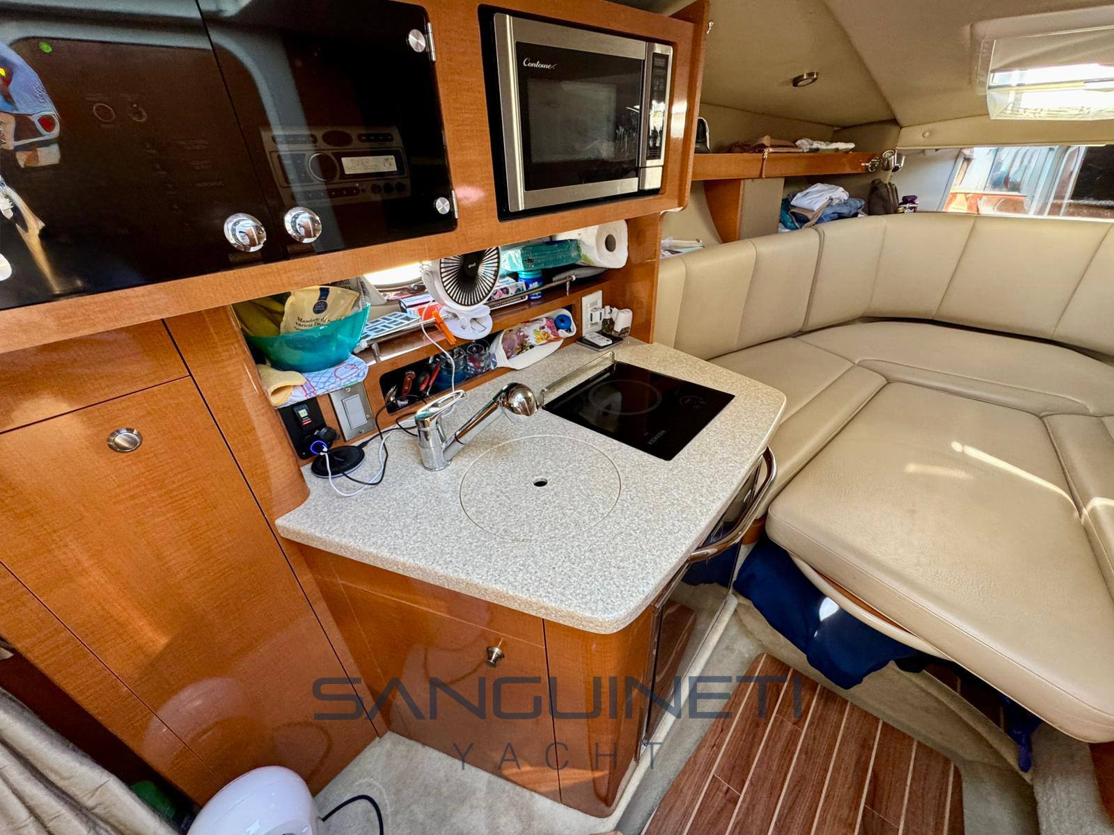 Chaparral Signature 270 Express cruiser