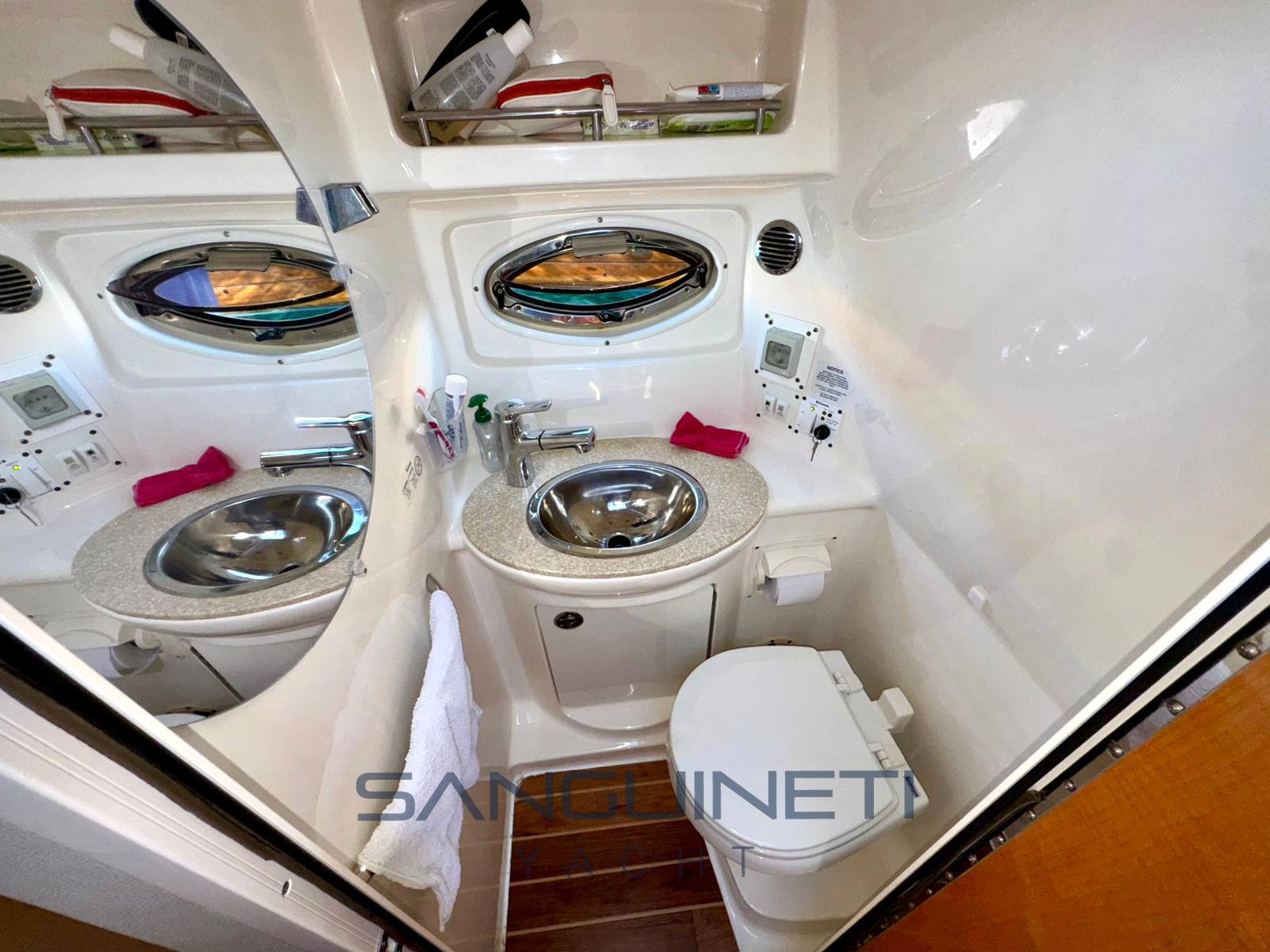 Chaparral Signature 270 Motor boat used for sale